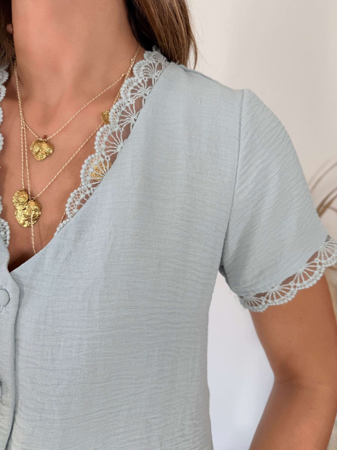 Blouse bleue vert détail dentelle