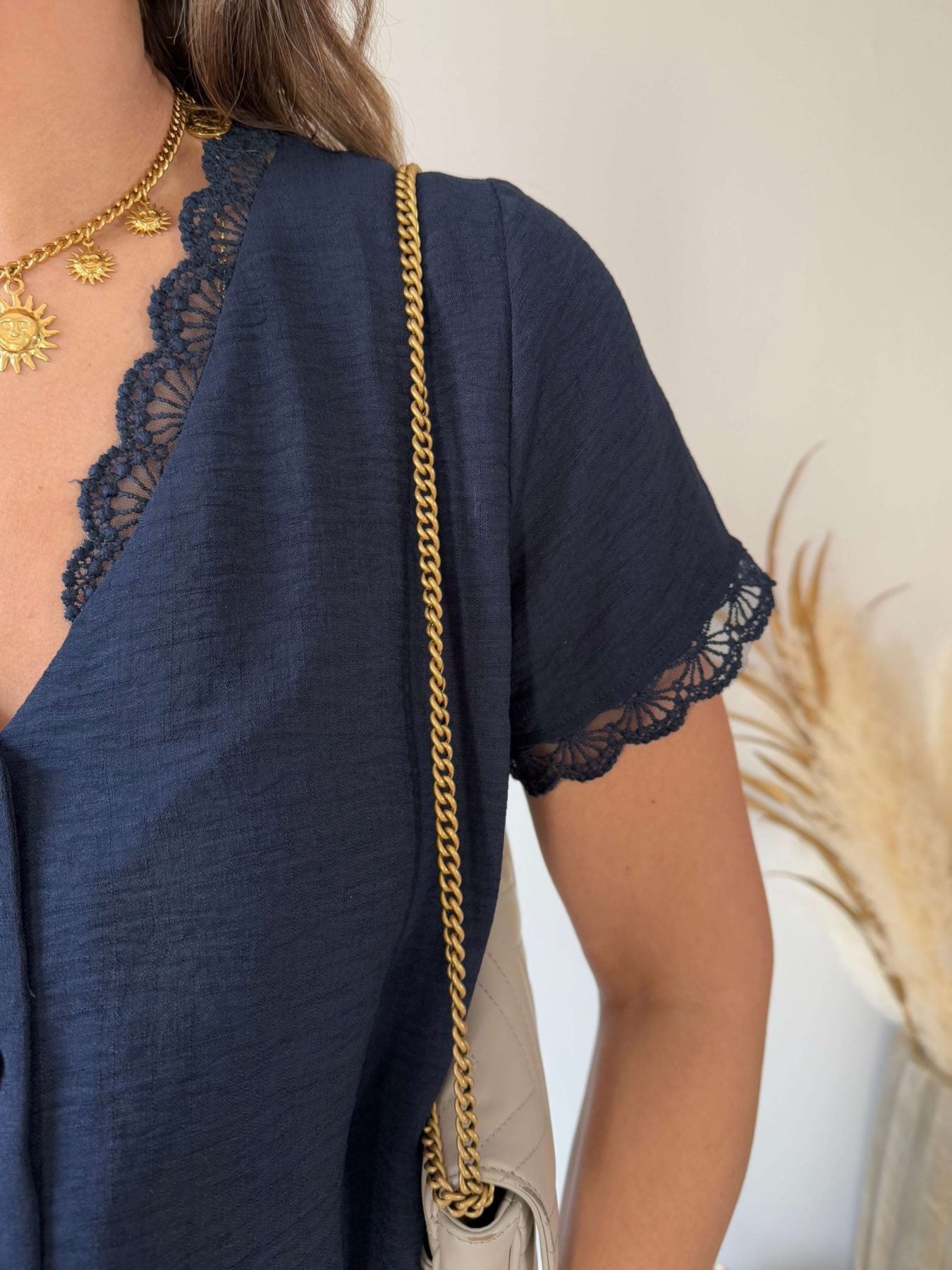 Blouse marine détails dentelle