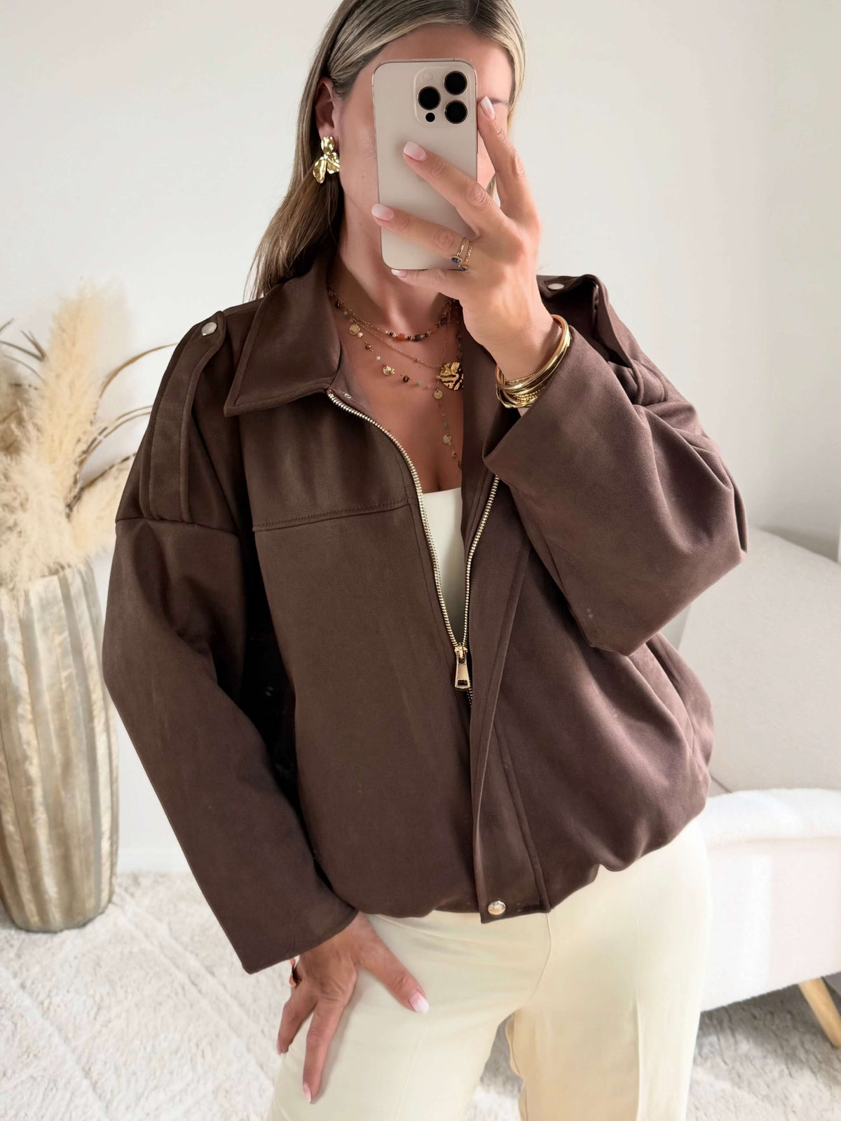 Femme portant le blouson court Tao marron.