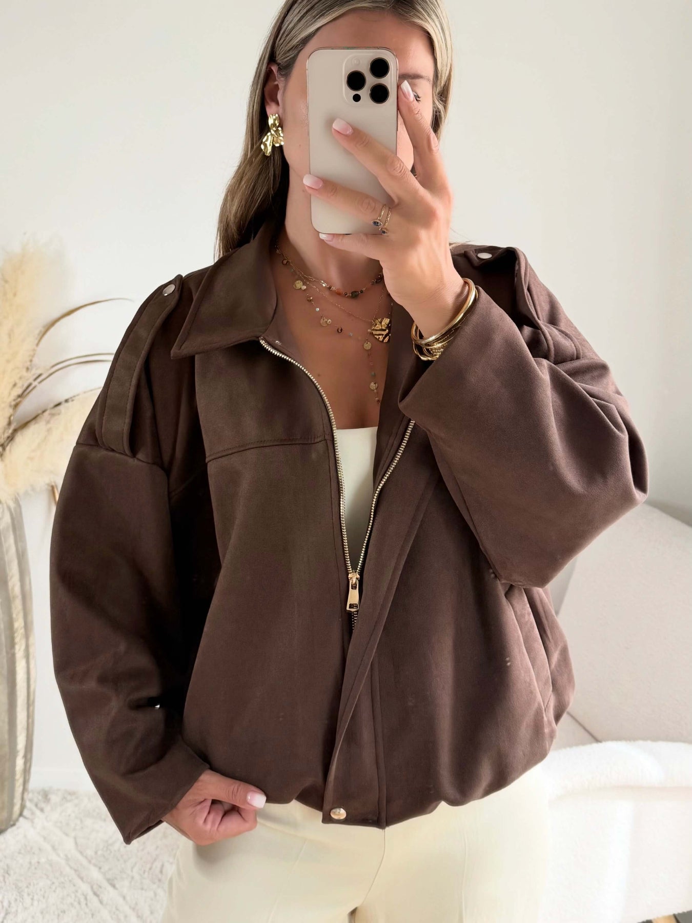 Femme portant le blouson court Tao marron.