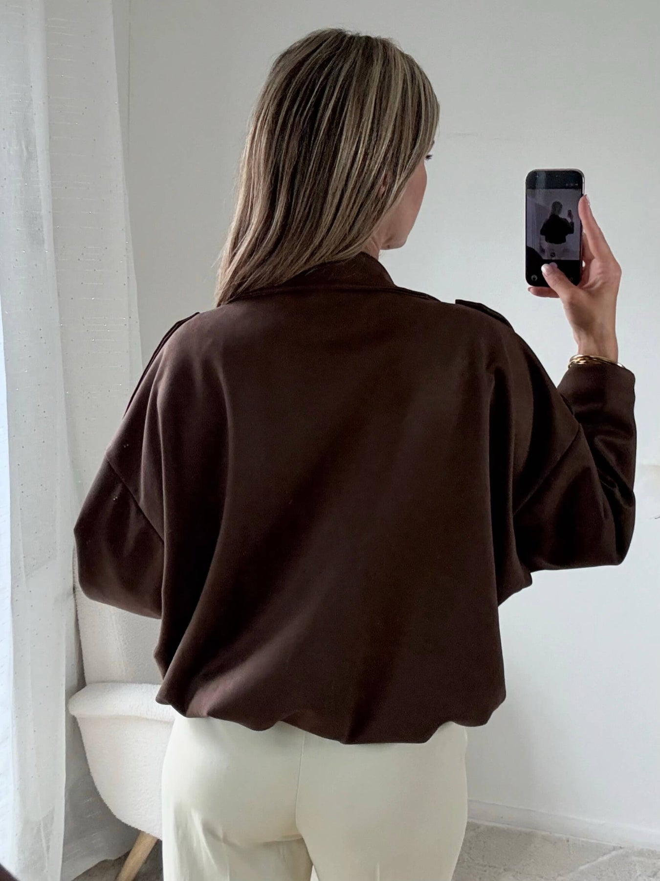 Femme portant le blouson court Tao marron.