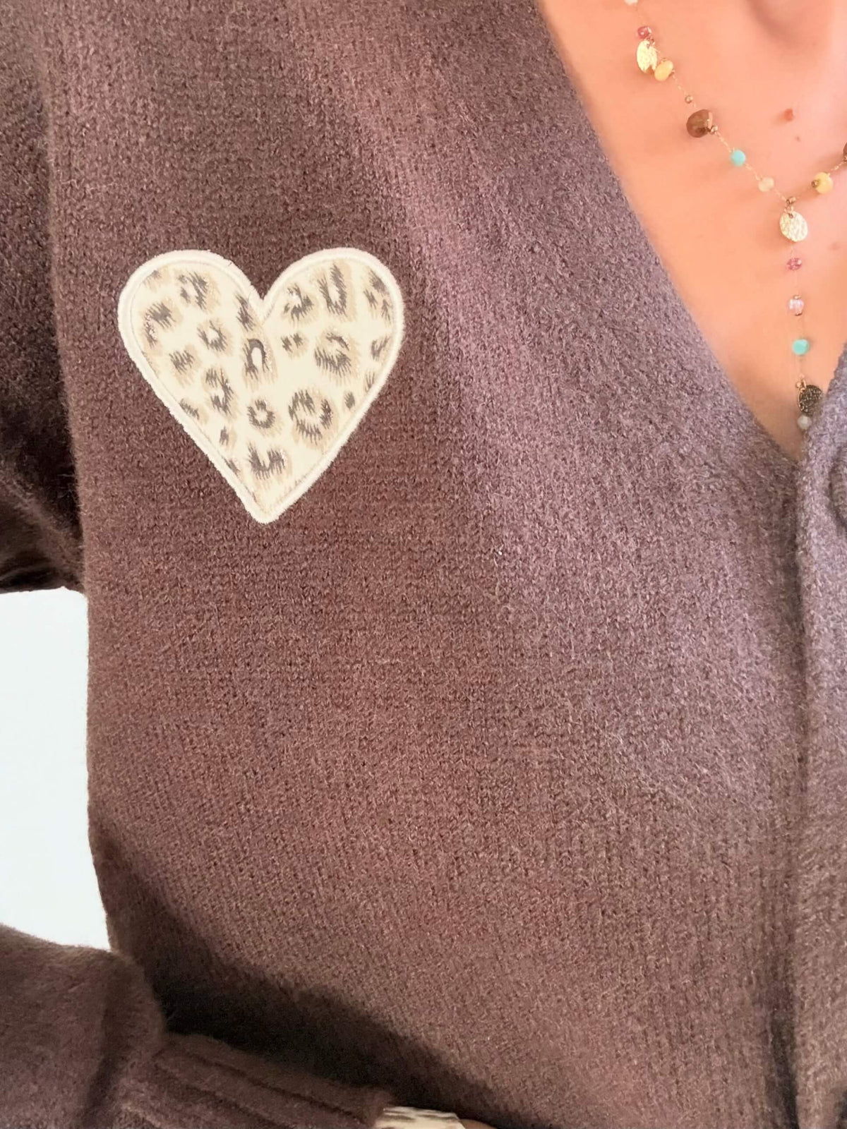 Cardigan marron Colette à cœurs léopard, disponible du 36 au 46