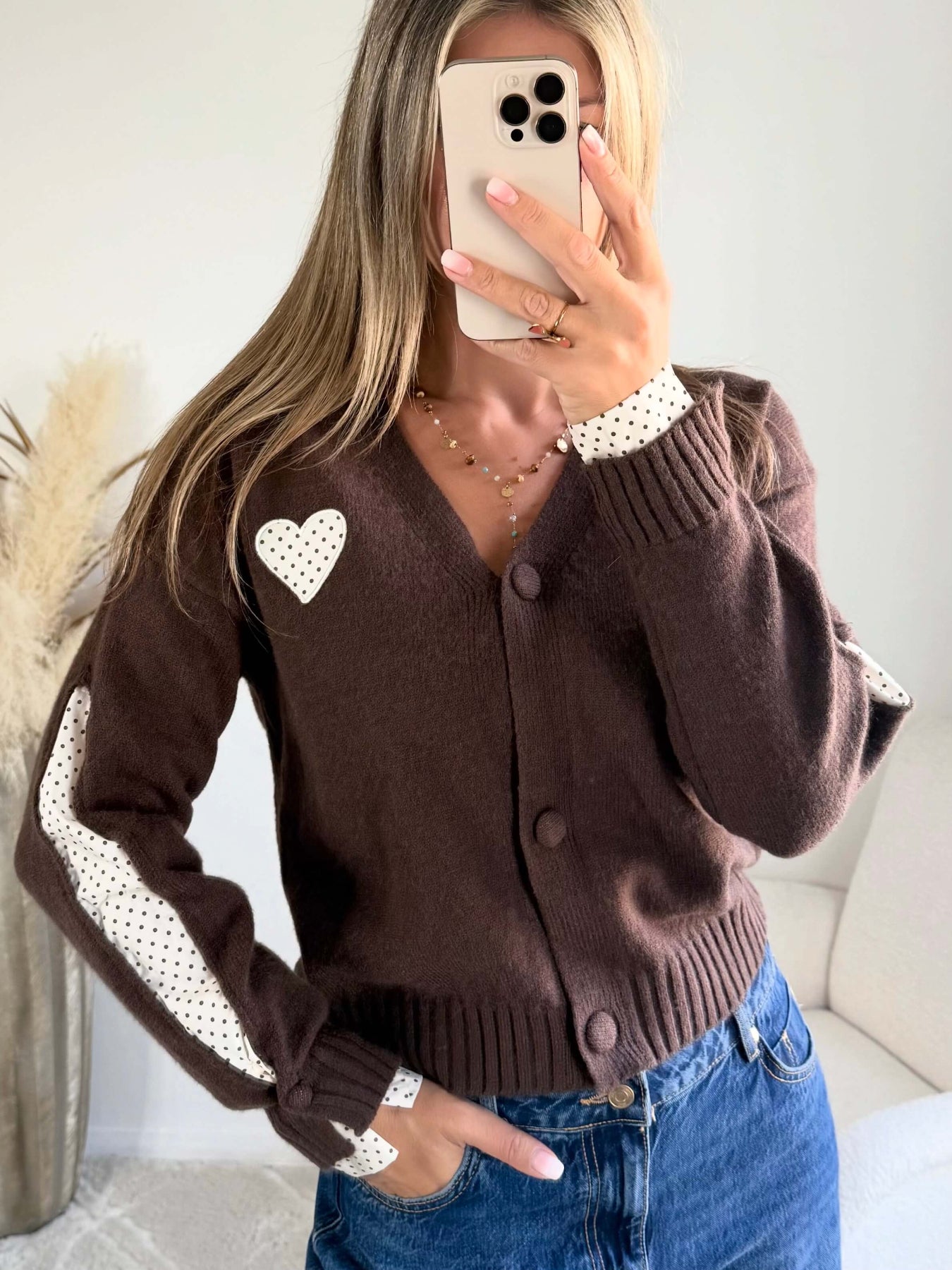 Cardigan marron Colette à cœurs blancs et petits pois, disponible du 36 au 46.