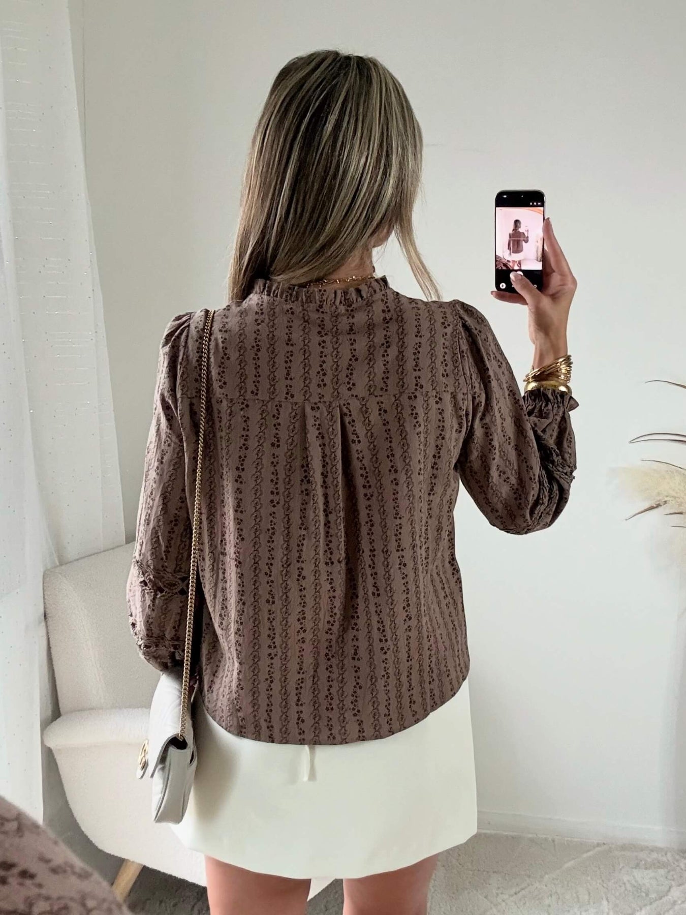 Chemisier taupe Stacy en coton, coupe fluide et manches longues, disponible du 36 au 48 – Easy Dressing