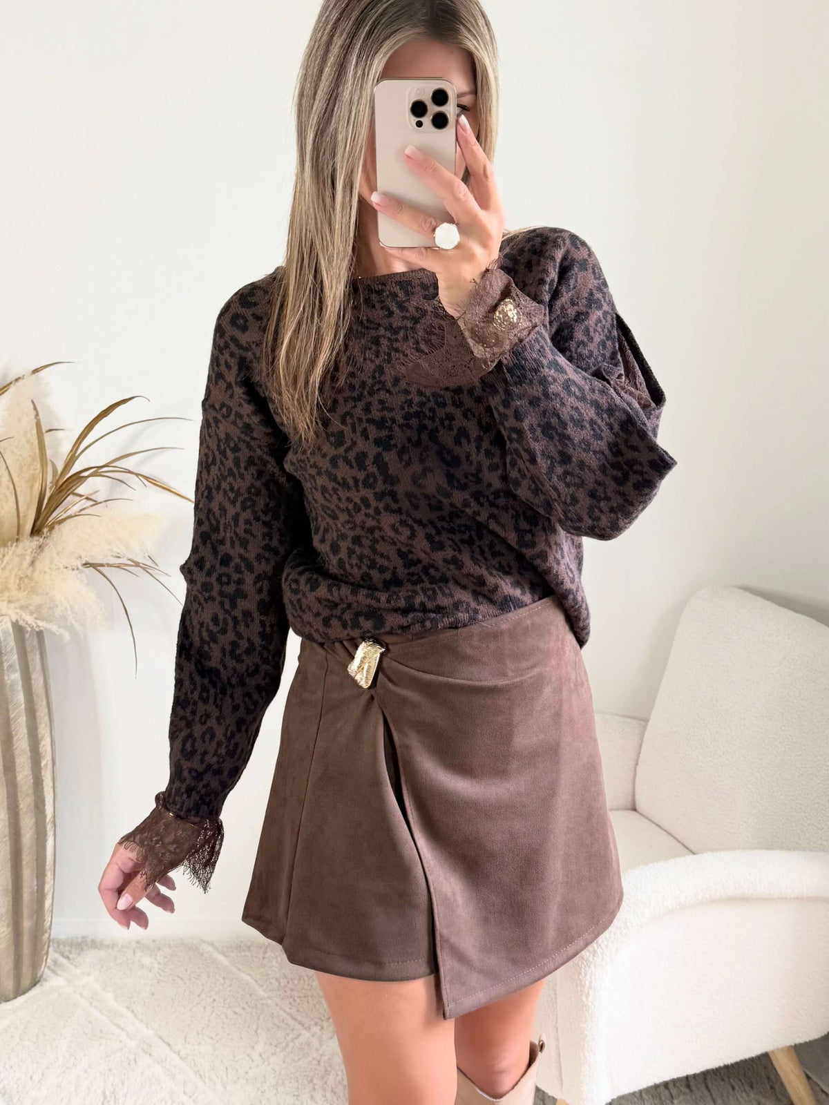 Femme portant une jupe short marron