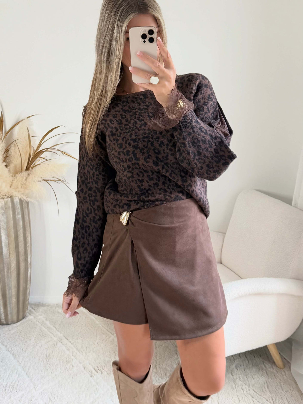 Femme portant une jupe short marron
