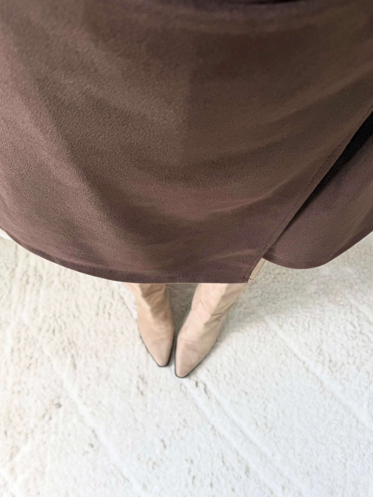 Femme portant une jupe short marron