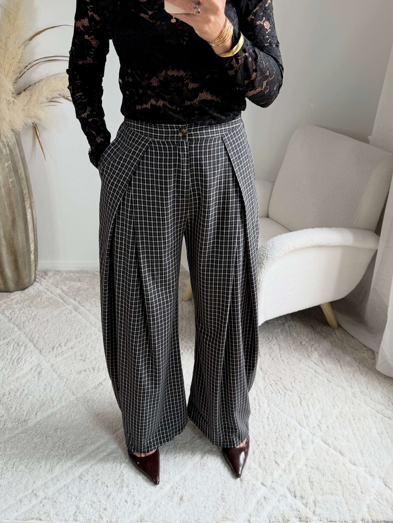 Femme portant le pantalon large noir à petits carreaux