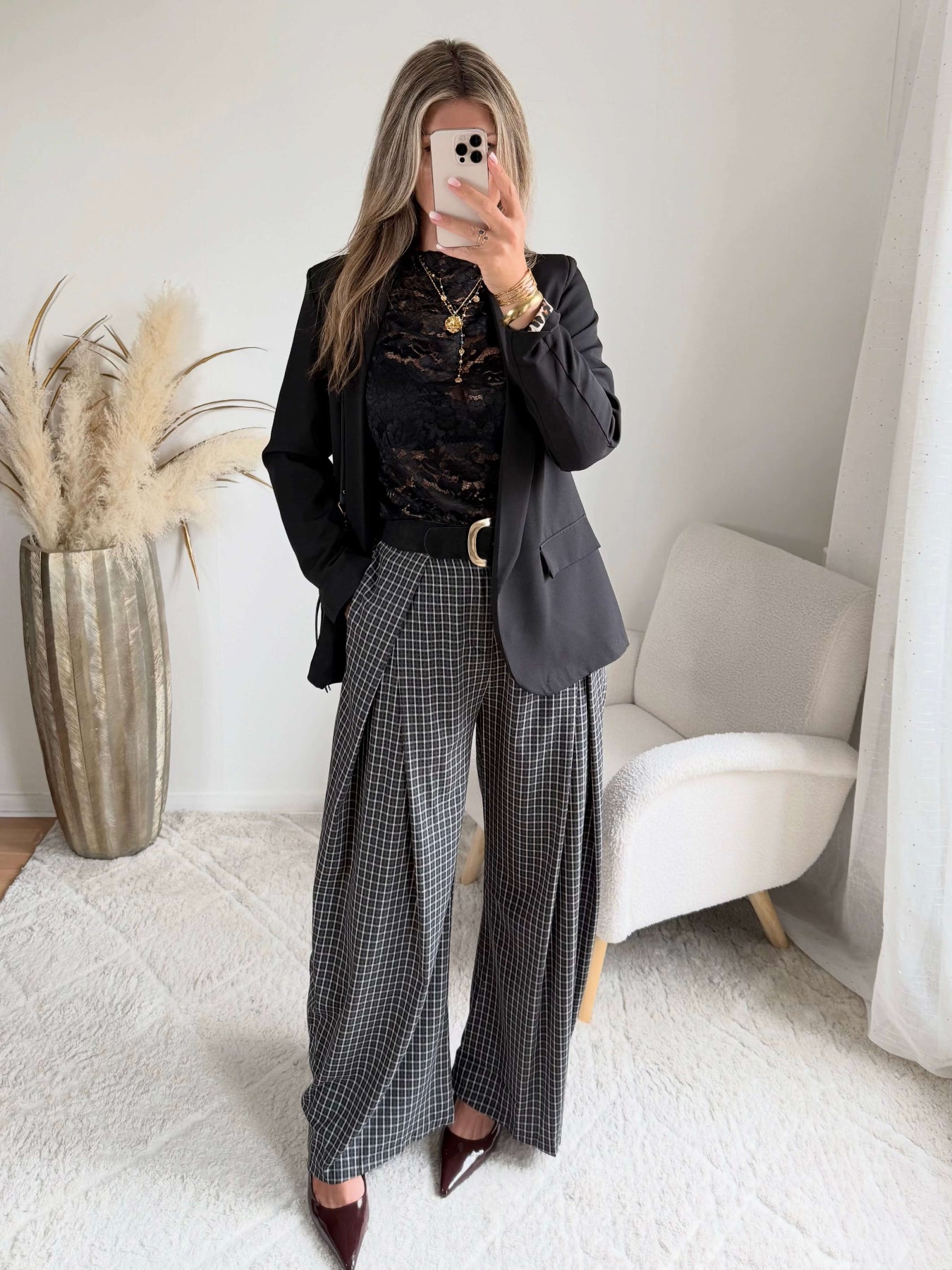 Femme portant le pantalon large noir à petits carreaux
