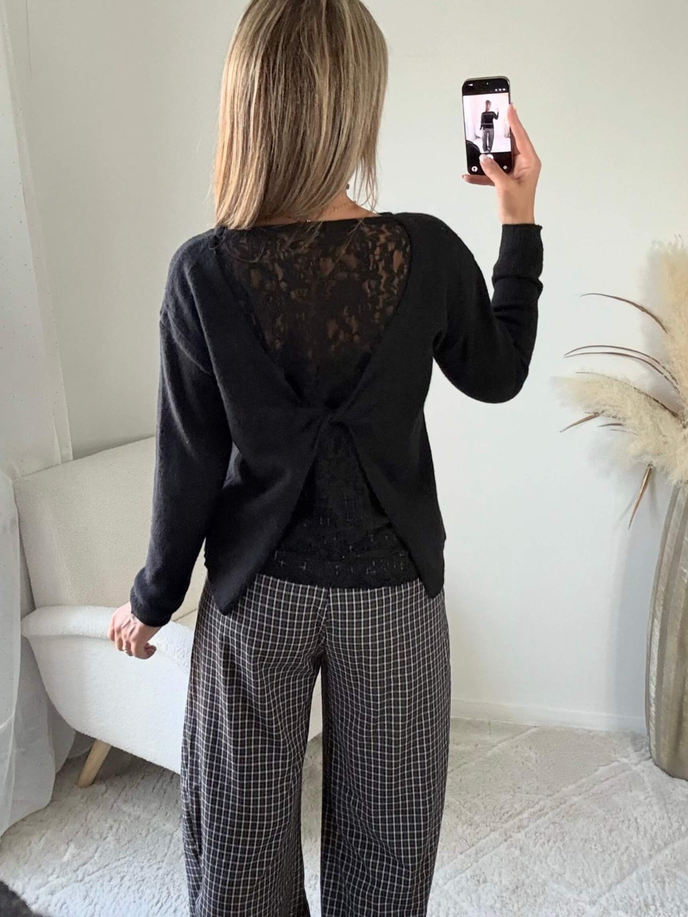 Pull noir Ezra avec dos croisé ouvert et empiècement en dentelle fleurie