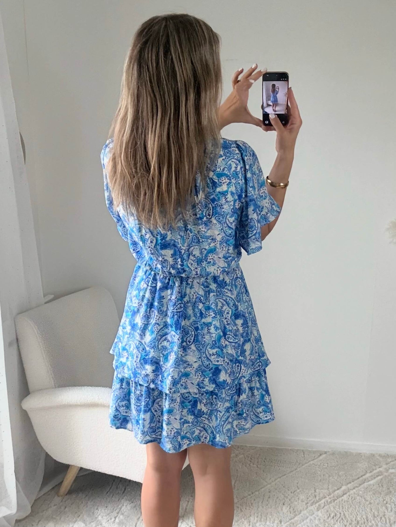 Robe bleue à volants Solea, robe courte fluide à imprimé cachemire bleue manches courtes évasées, taille élastiquée et jupe à volants. Modèle féminin et léger idéal pour les journées d’été.