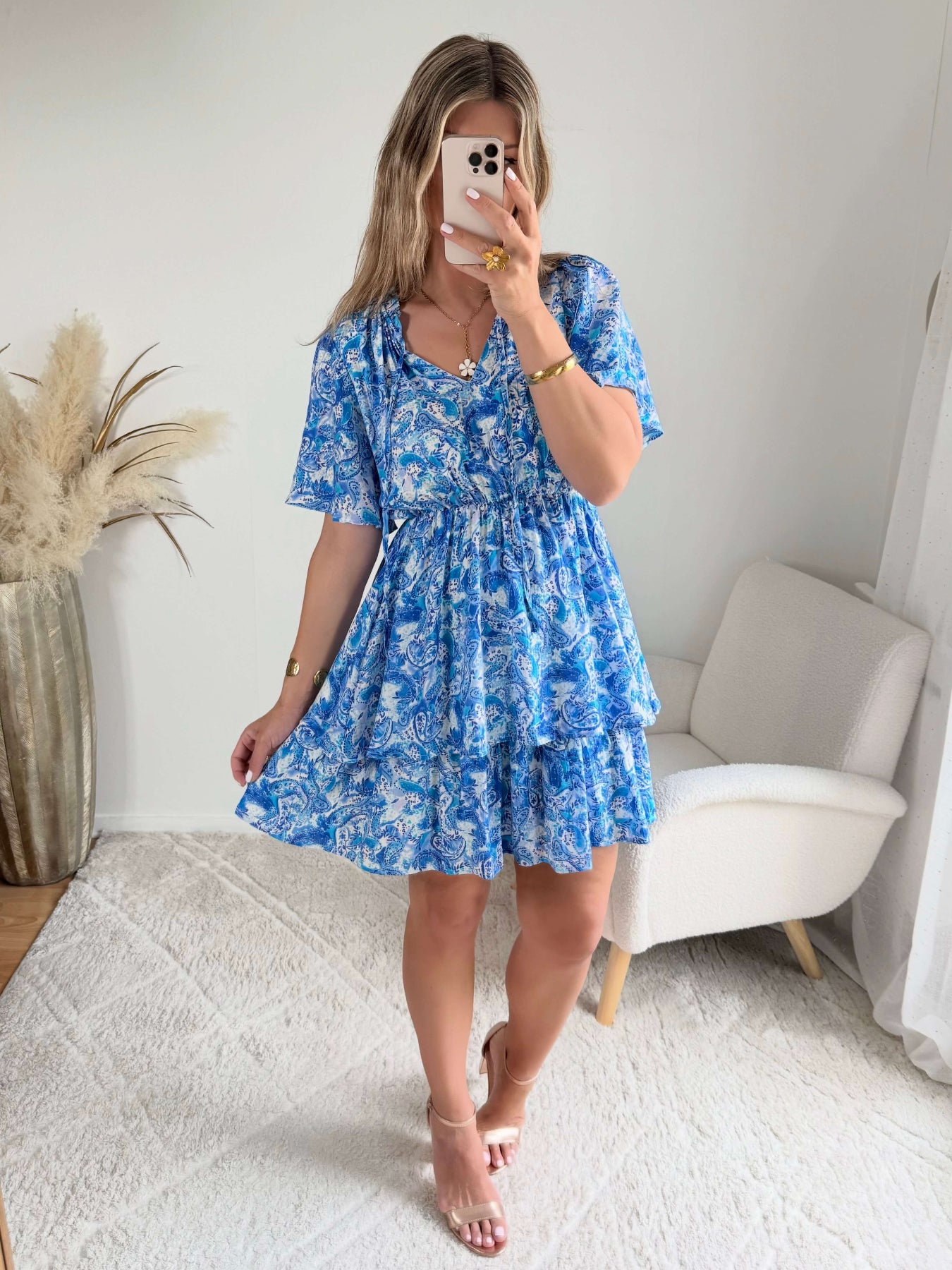 Robe bleue à volants Solea, robe courte fluide à imprimé cachemire bleue manches courtes évasées, taille élastiquée et jupe à volants. Modèle féminin et léger idéal pour les journées d’été.