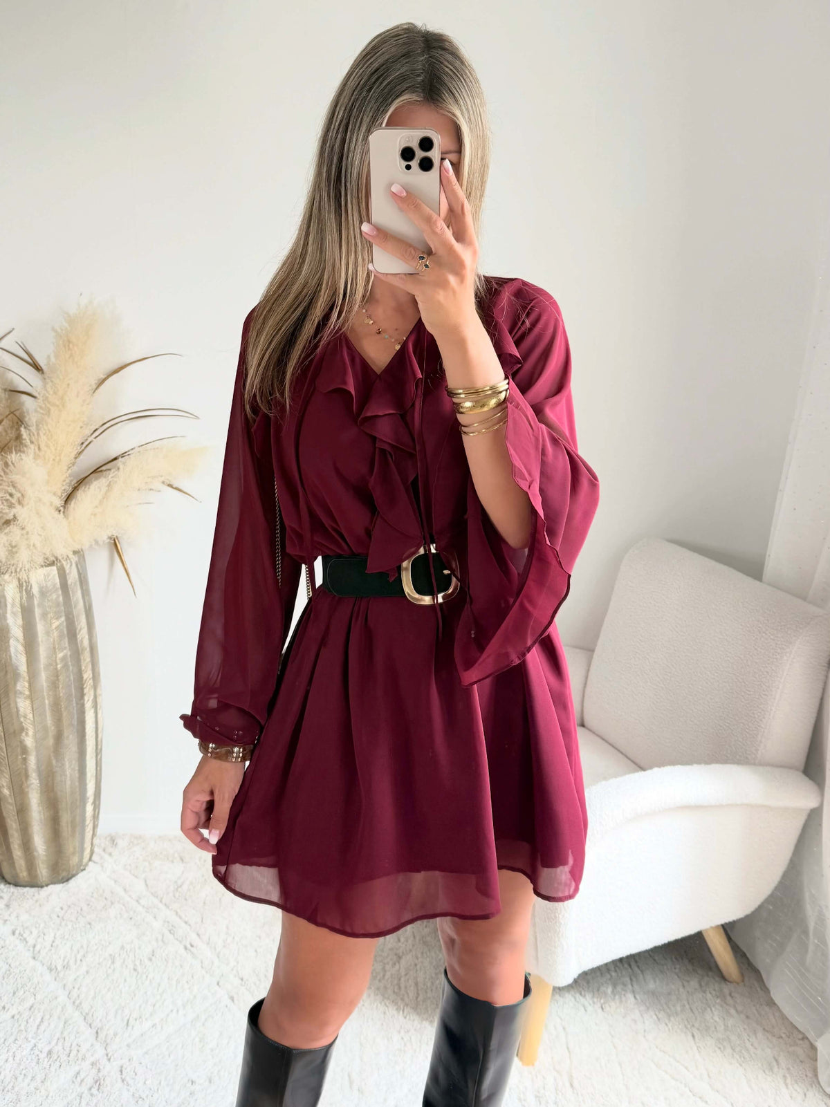 Robe courte bordeaux Gloria du S au 4XL, portée sans ceinture, avec coupe ample, décolleté en V à volants et manches longues.