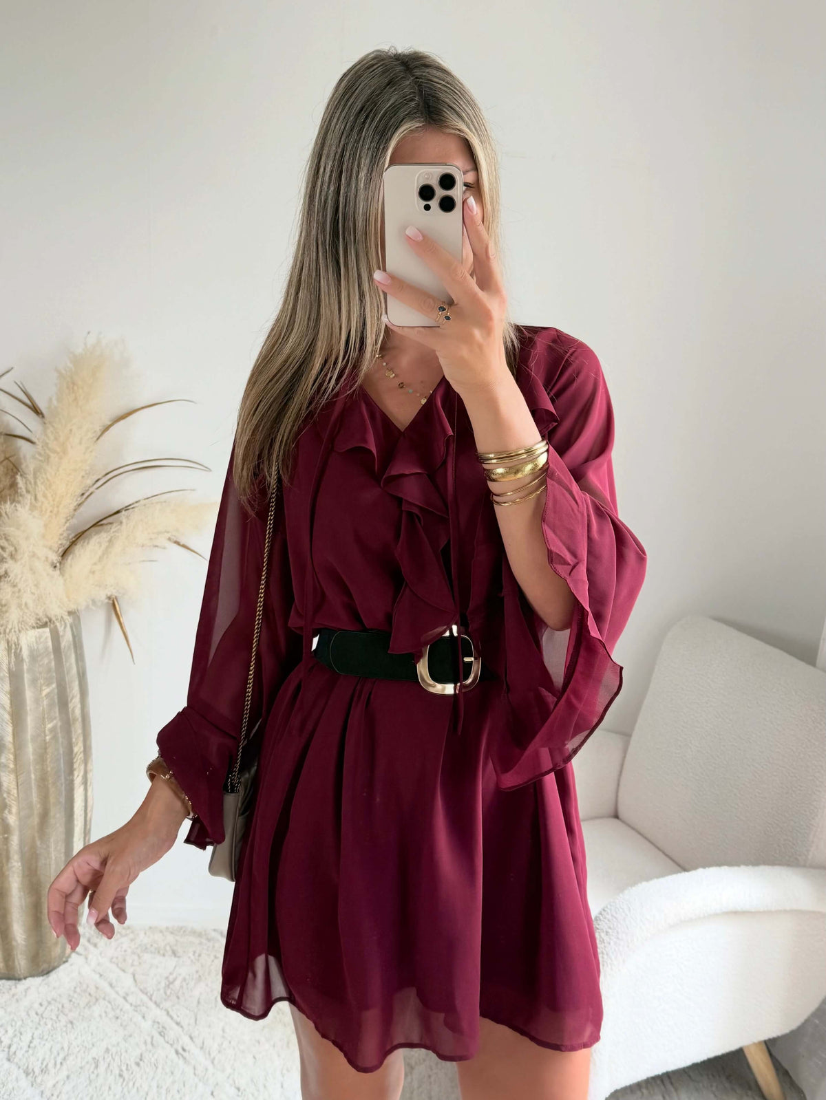 Robe courte bordeaux Gloria du S au 4XL, portée sans ceinture, avec coupe ample, décolleté en V à volants et manches longues.
