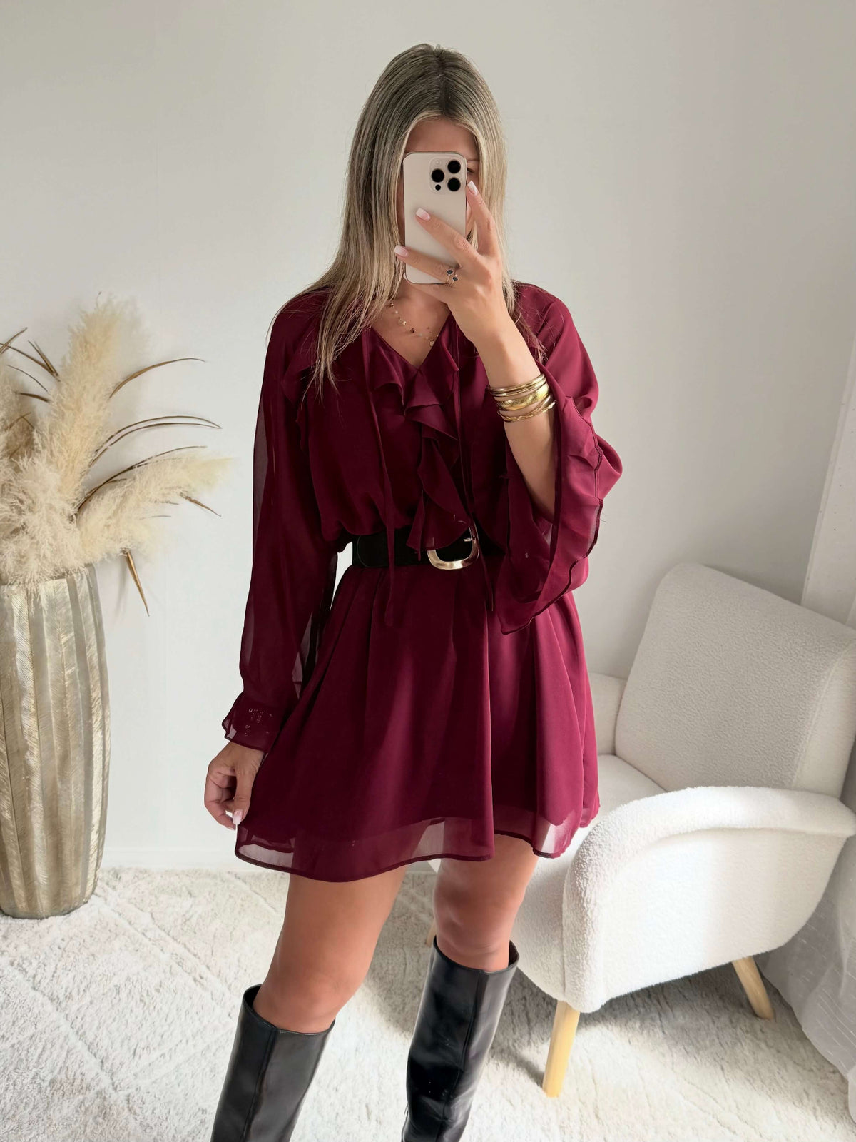 Robe courte bordeaux Gloria du S au 4XL, portée sans ceinture, avec coupe ample, décolleté en V à volants et manches longues.