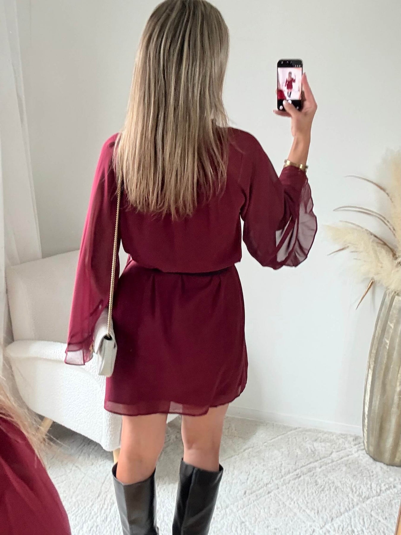Robe courte bordeaux Gloria du S au 4XL, portée sans ceinture, avec coupe ample, décolleté en V à volants et manches longues.