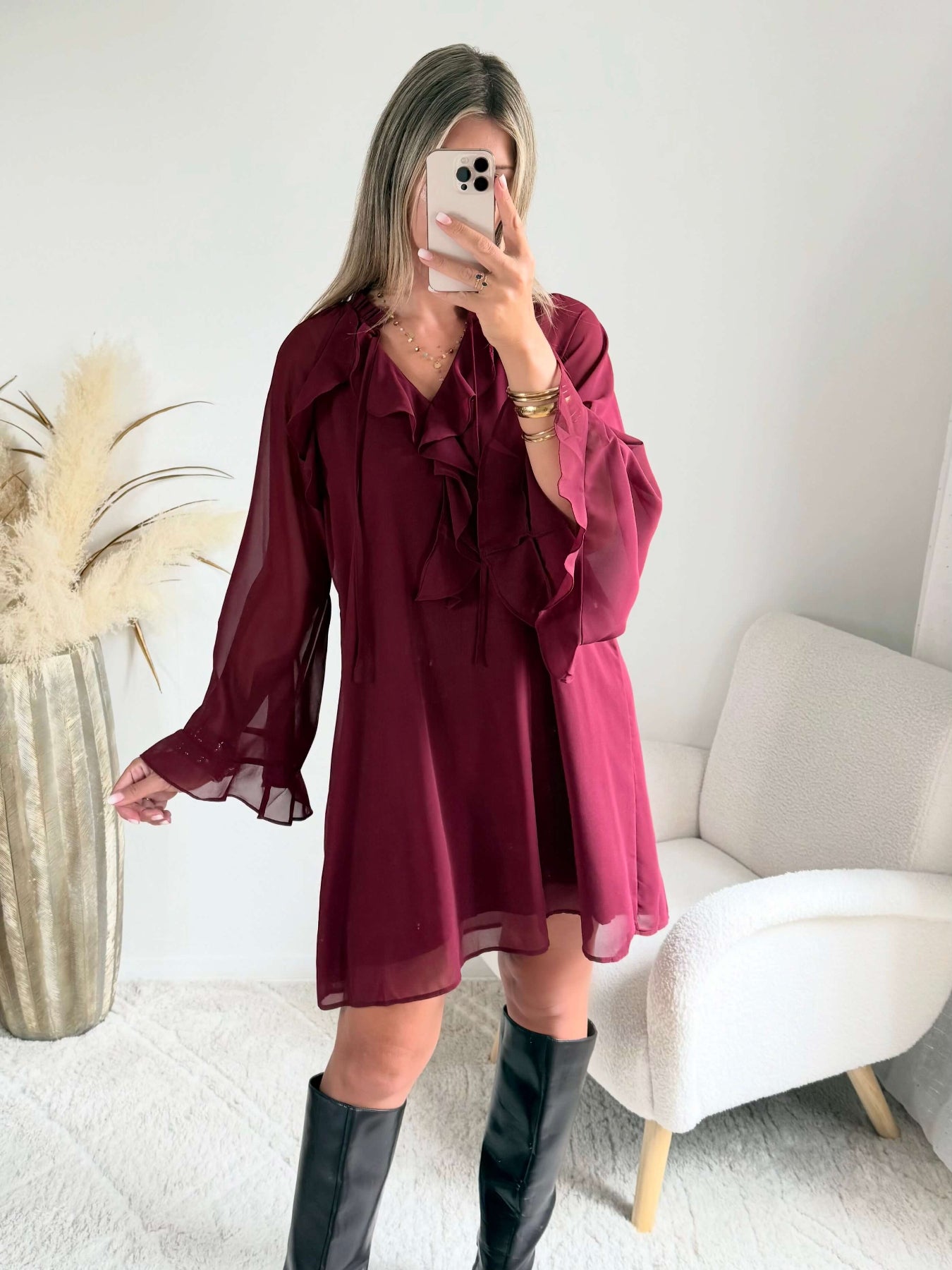 Robe courte bordeaux Gloria du S au 4XL, portée sans ceinture, avec coupe ample, décolleté en V à volants et manches longues.