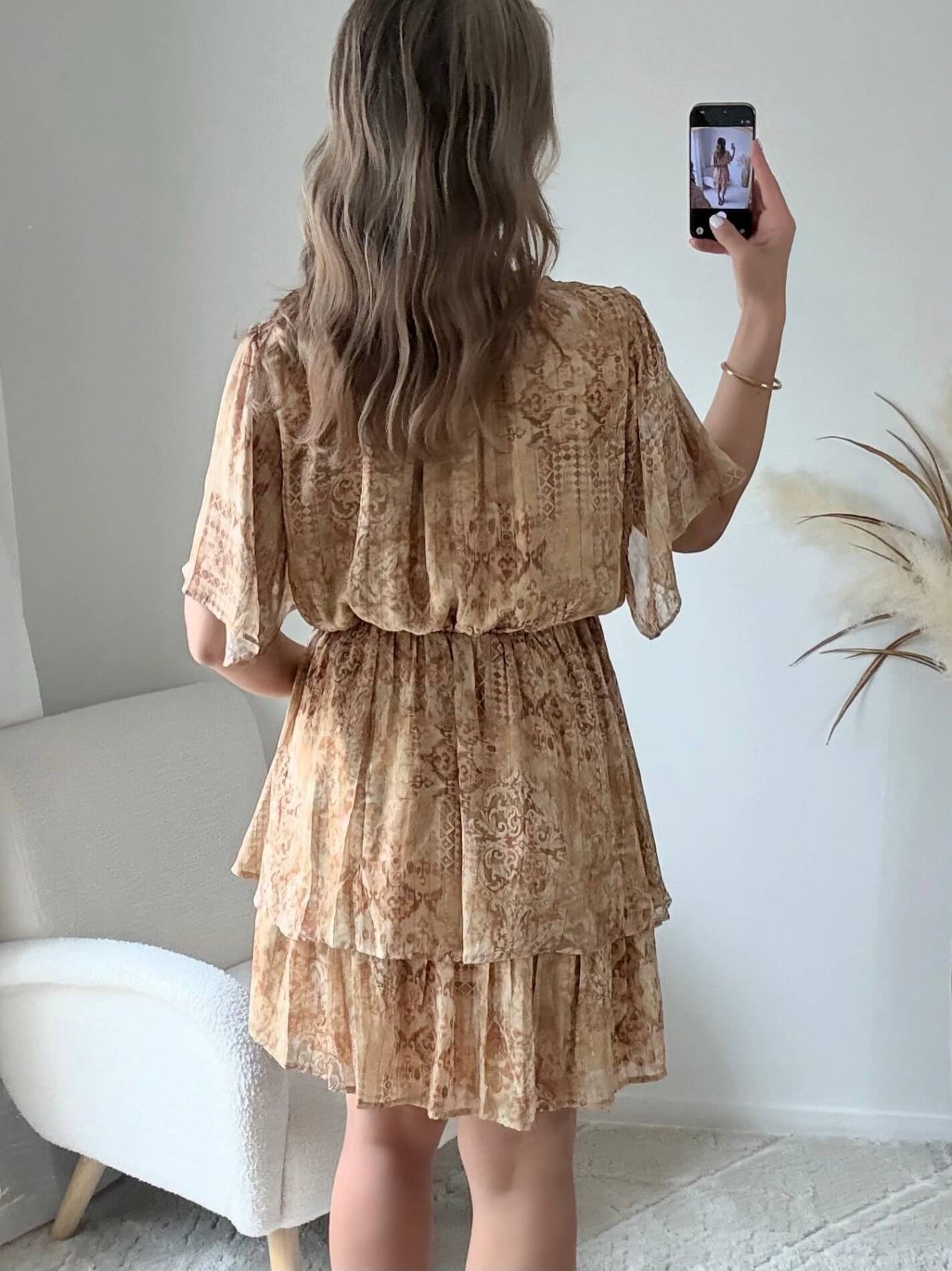 Robe courte bohème beige et camel Soléa avec volants et ceinture, disponible du S au 4XL