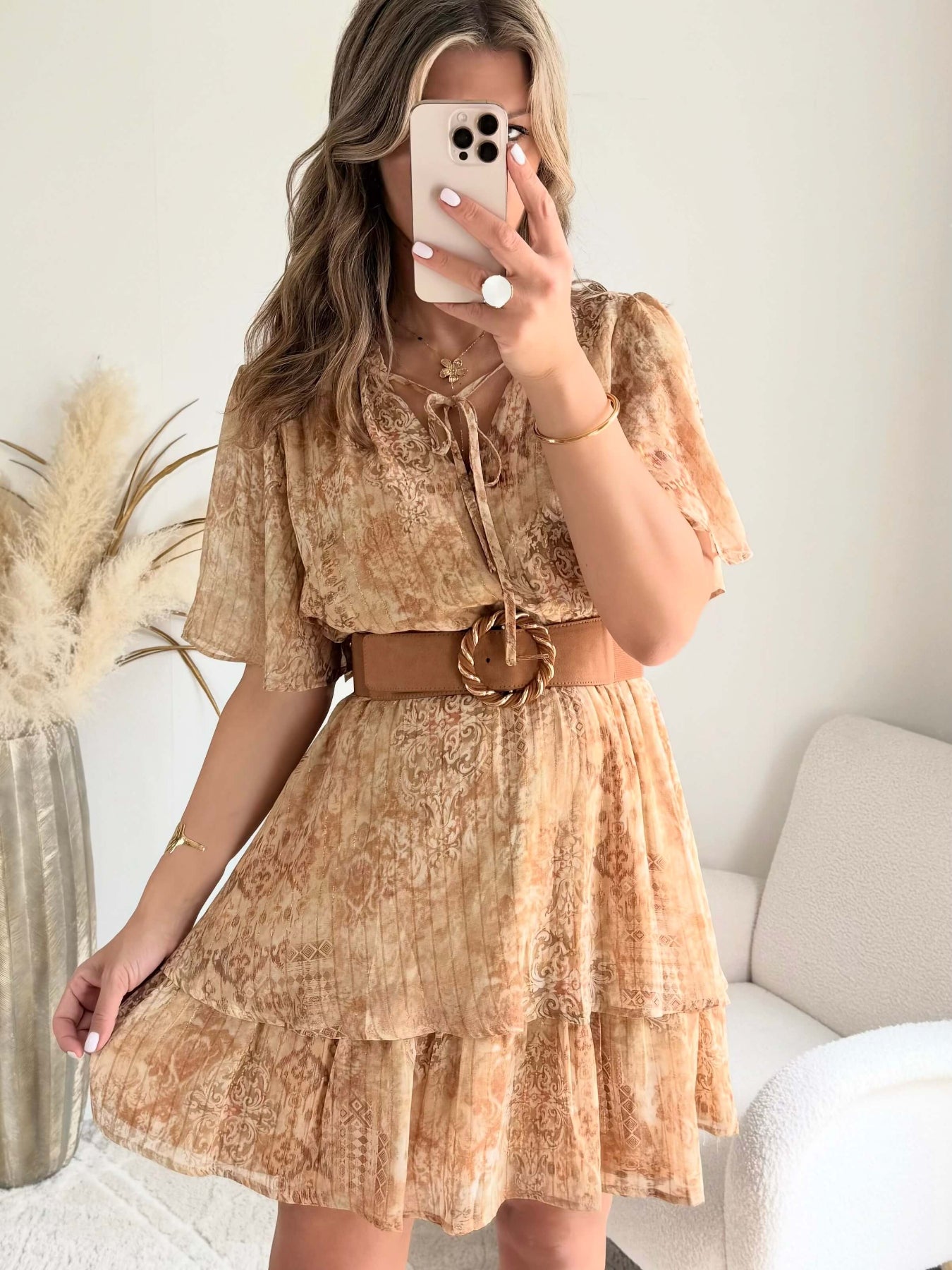 Robe courte bohème beige et camel Soléa avec volants et ceinture, disponible du S au 4XL