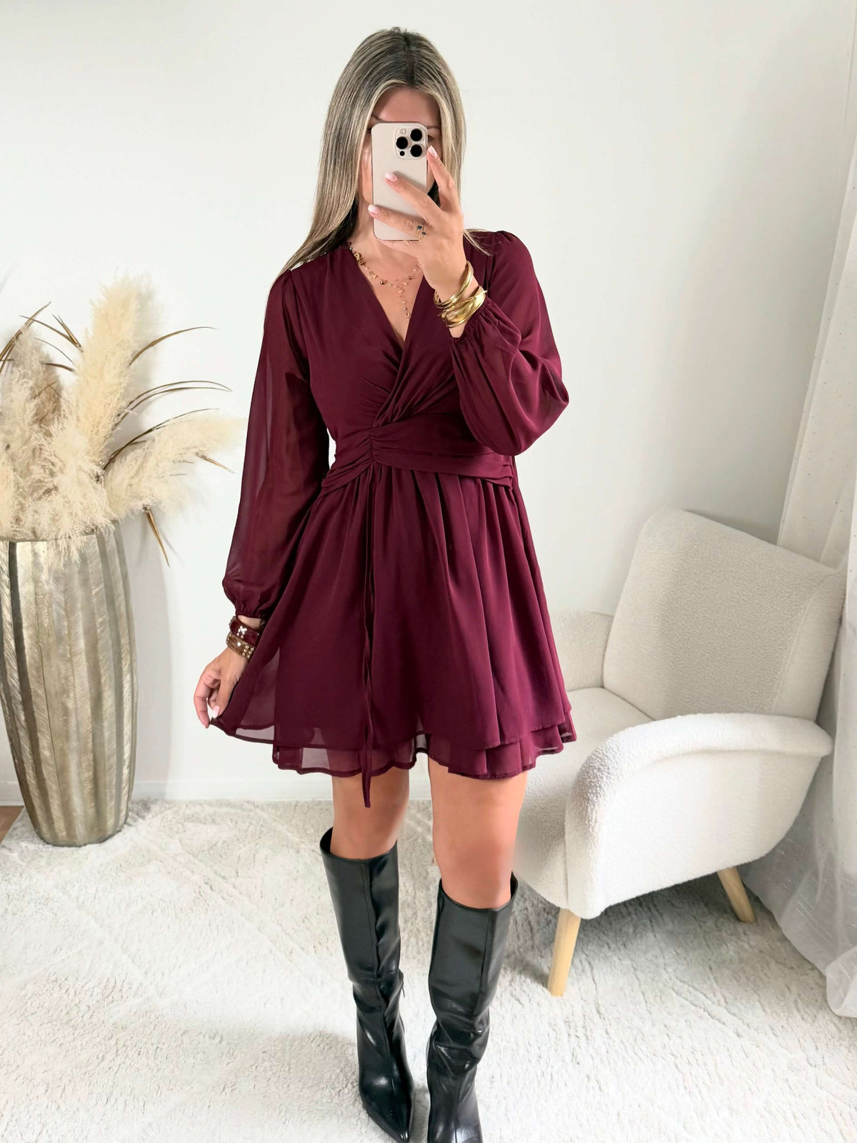 Robe courte bordeaux Cali disponible du S/M au 4XL, avec décolleté en V, manches longues et taille élastiquée.