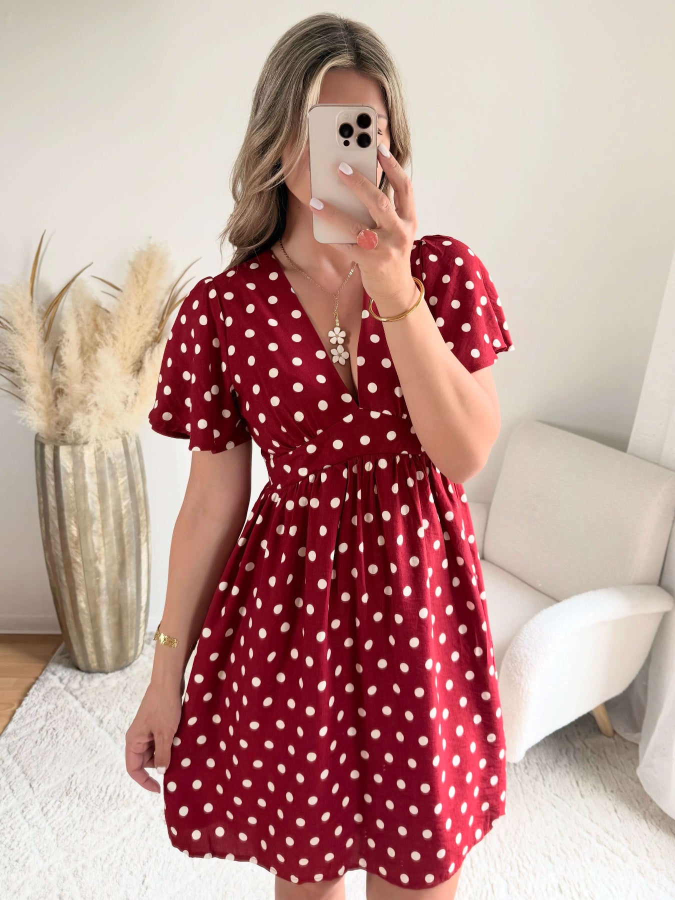Robe courte Juliette bordeaux à pois blancs avec décolleté en V et manches courtes fluides