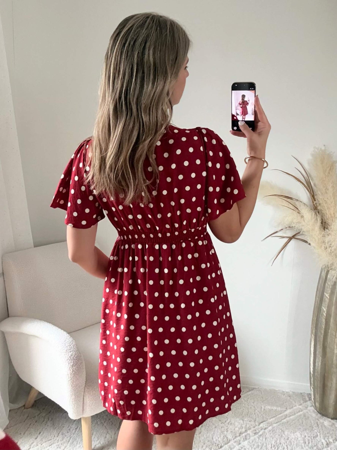 Robe courte Juliette bordeaux à pois blancs avec décolleté en V et manches courtes fluides