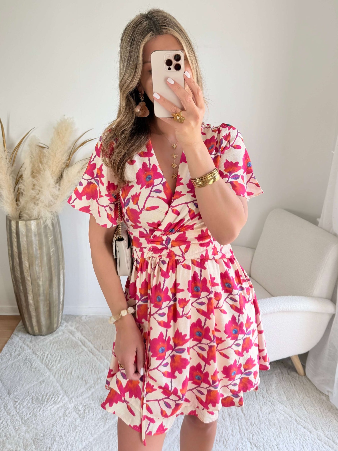 Robe Angy fleurie rose et rouge cache-cœur courte avec taille marquée et manches fluides, du S au 4XL, idéale pour été et cérémonie