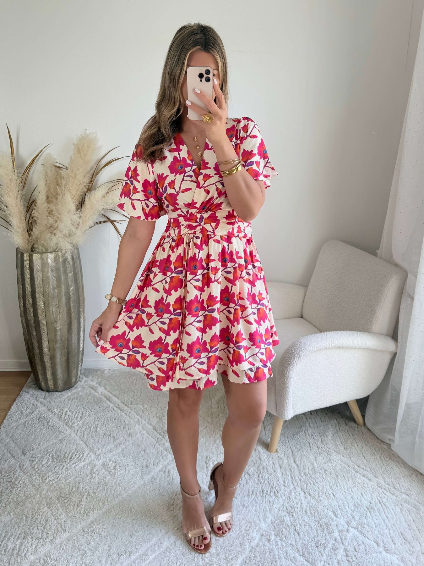Robe Angy fleurie rose et rouge cache-cœur courte avec taille marquée et manches fluides, du S au 4XL, idéale pour été et cérémonie