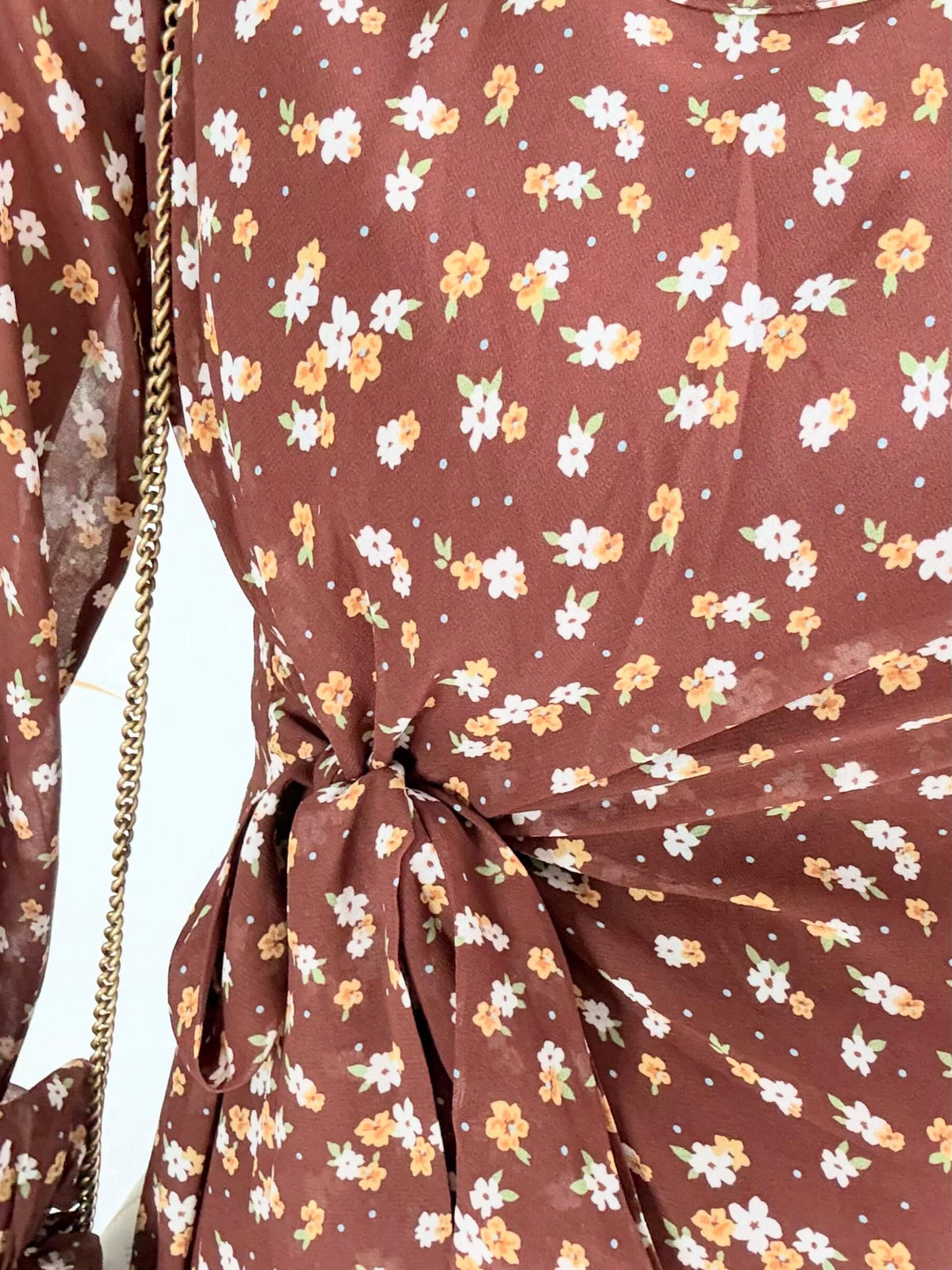Femme portant une robe fleurie courte du S au 4XL