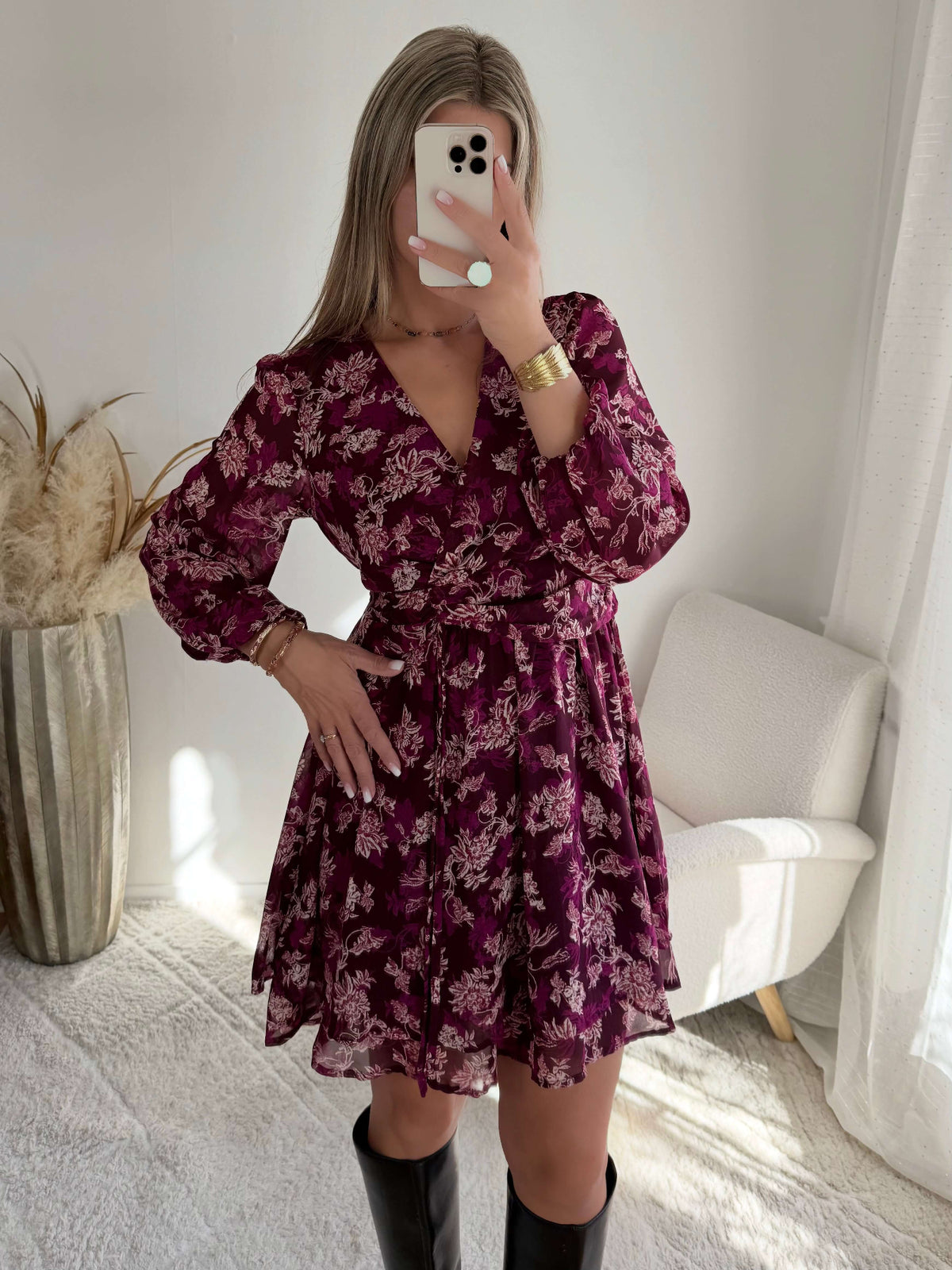 Robe courte prune à fleurs Katy, à manches longues et décolleté en V