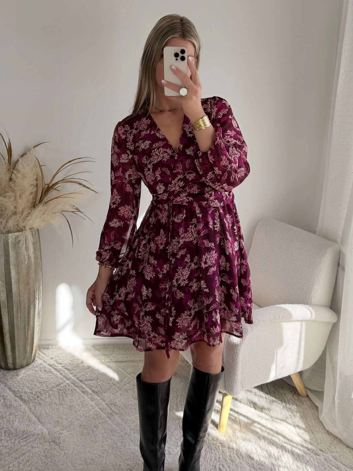 Robe courte prune à fleurs Katy, à manches longues et décolleté en V