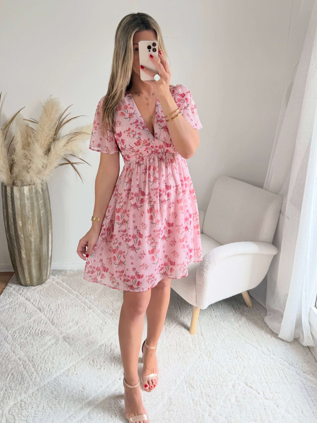 Robe courte rose fleurie Lison avec décolleté cache-cœur et coupe fluide du S au 4XL