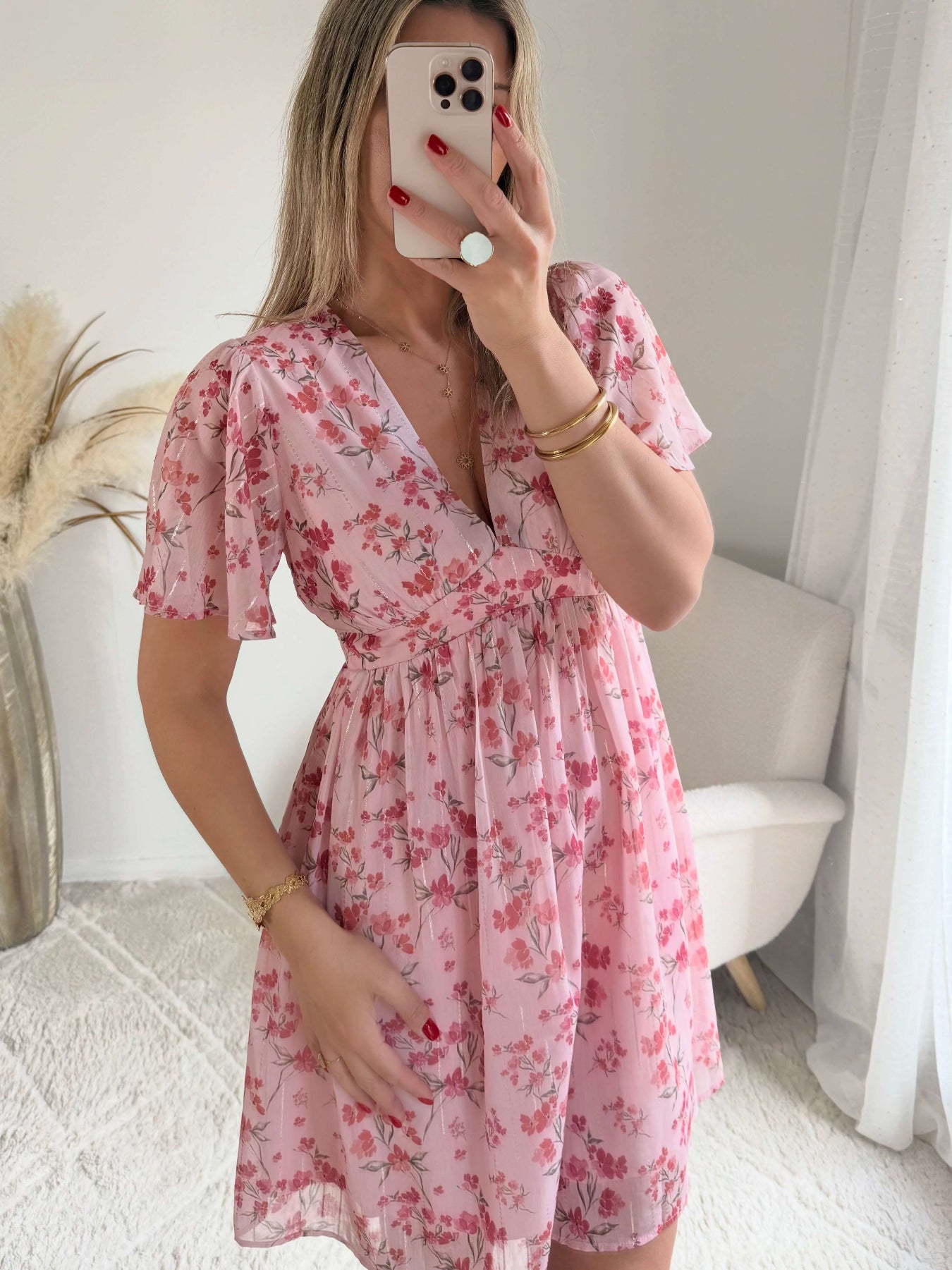 Robe courte rose fleurie Lison avec décolleté cache-cœur et coupe fluide du S au 4XL