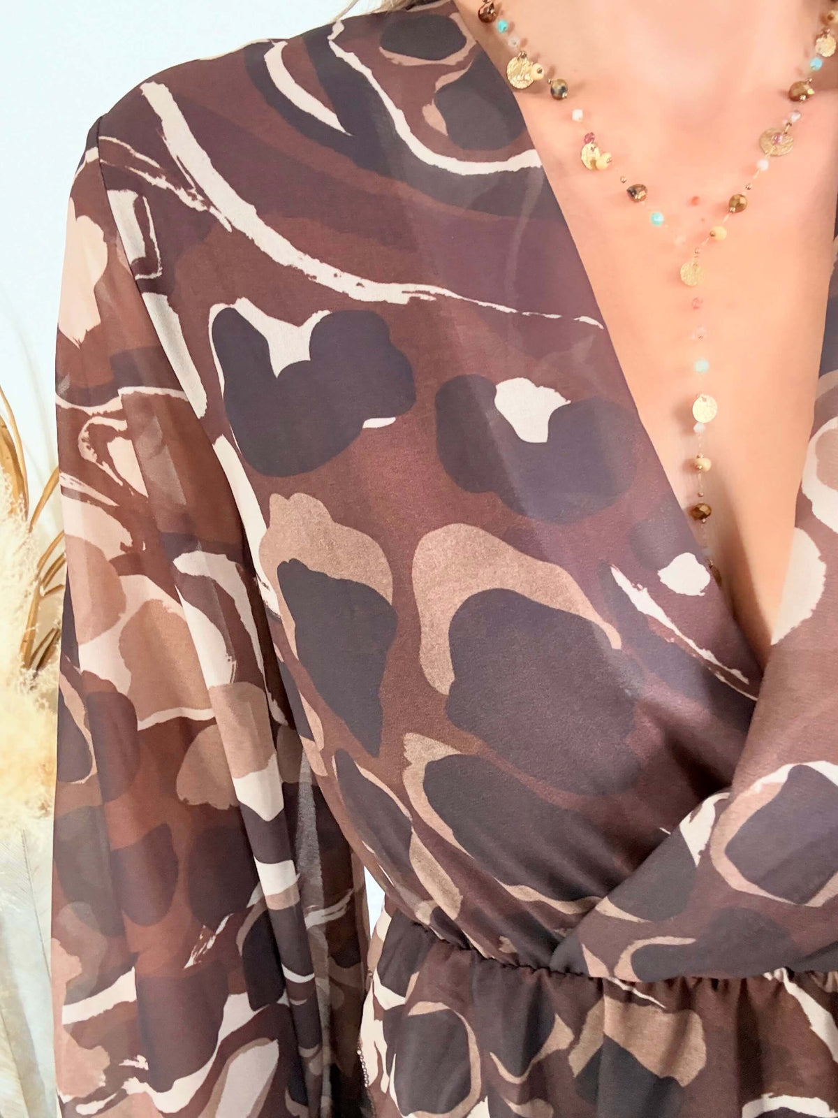 Femme portant une robe courte à volants bohème marron beige