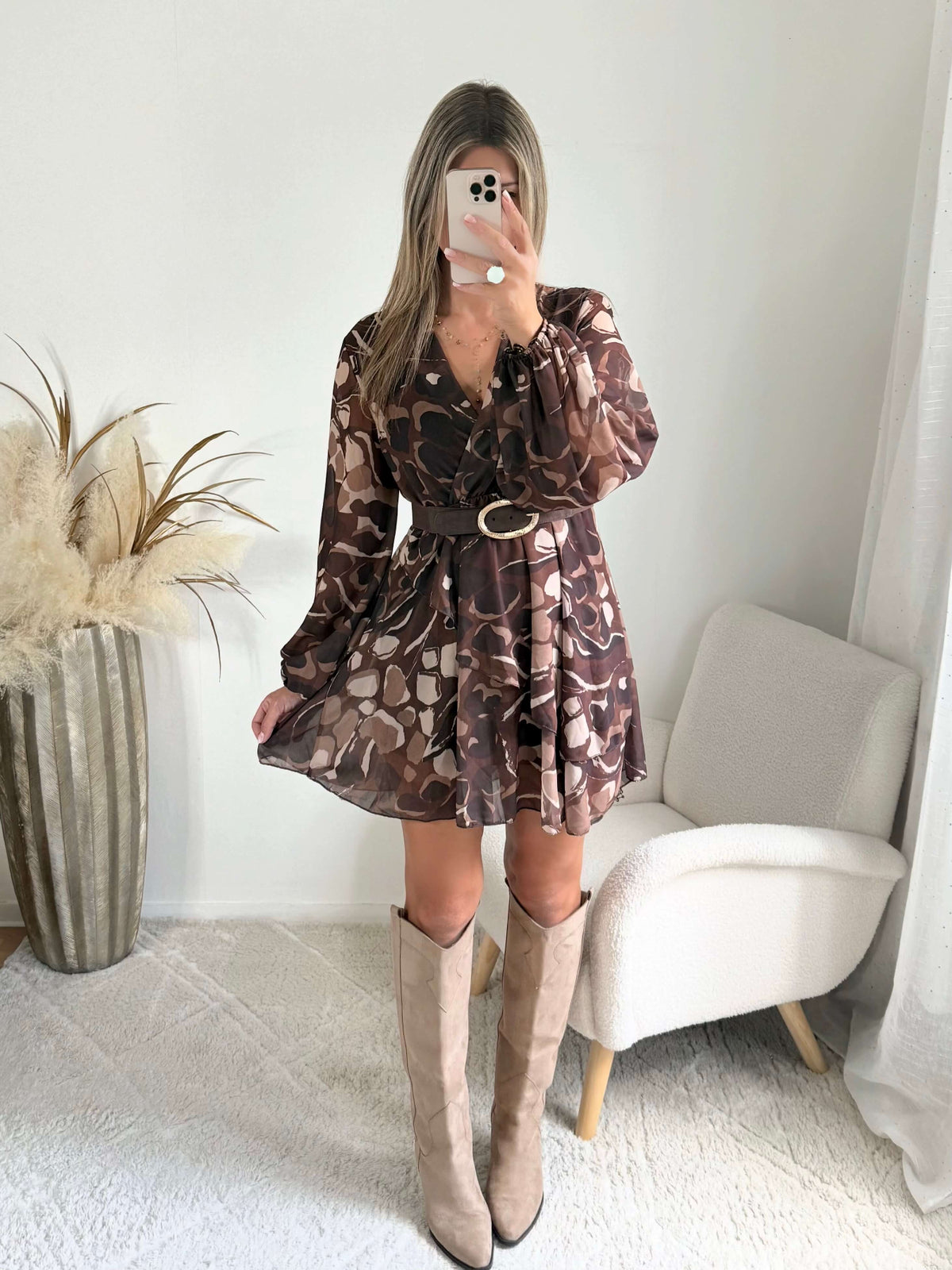 Femme portant une robe courte à volants bohème marron beige