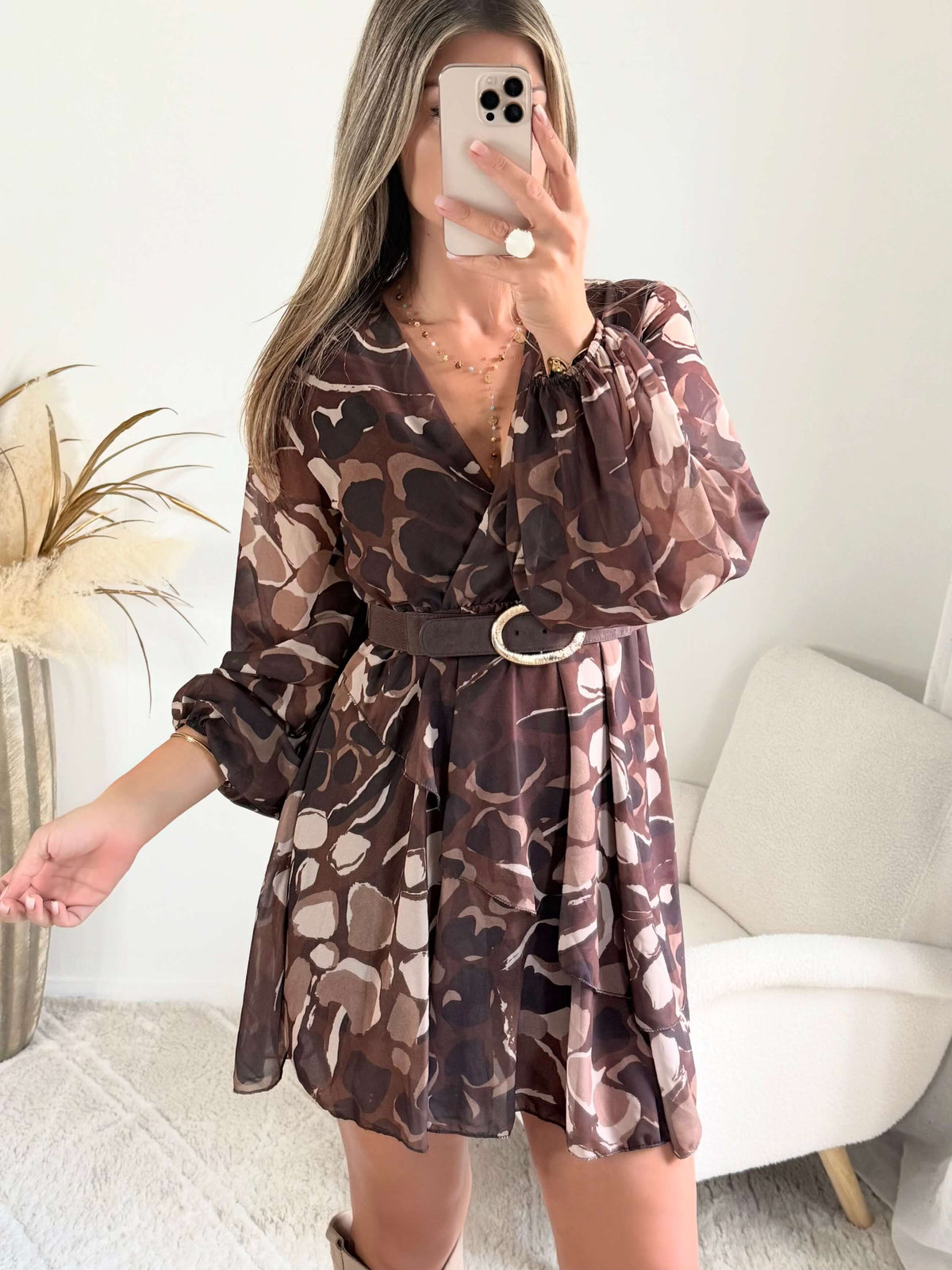 Femme portant une robe courte à volants bohème marron beige