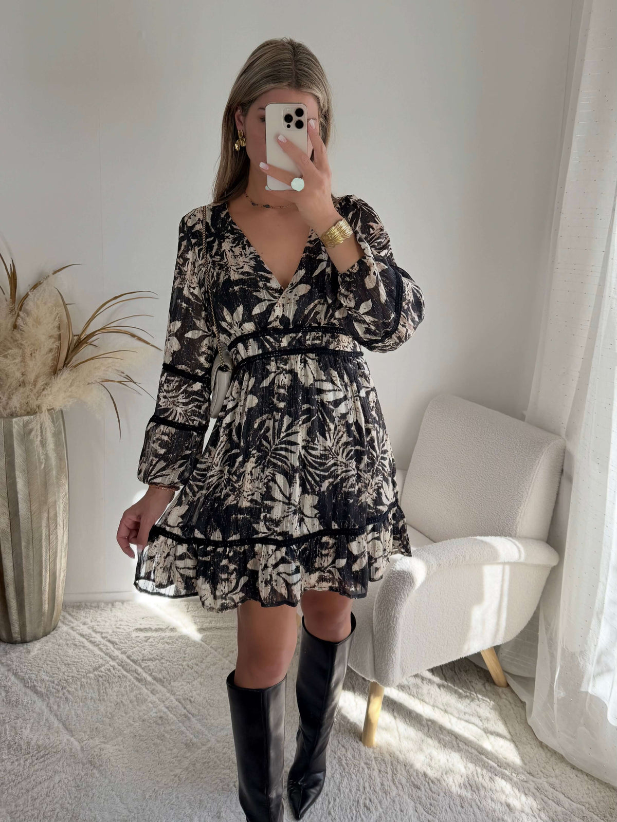 Robe courte noire Bella à imprimé floral écru, manches longues et taille élastiquée.