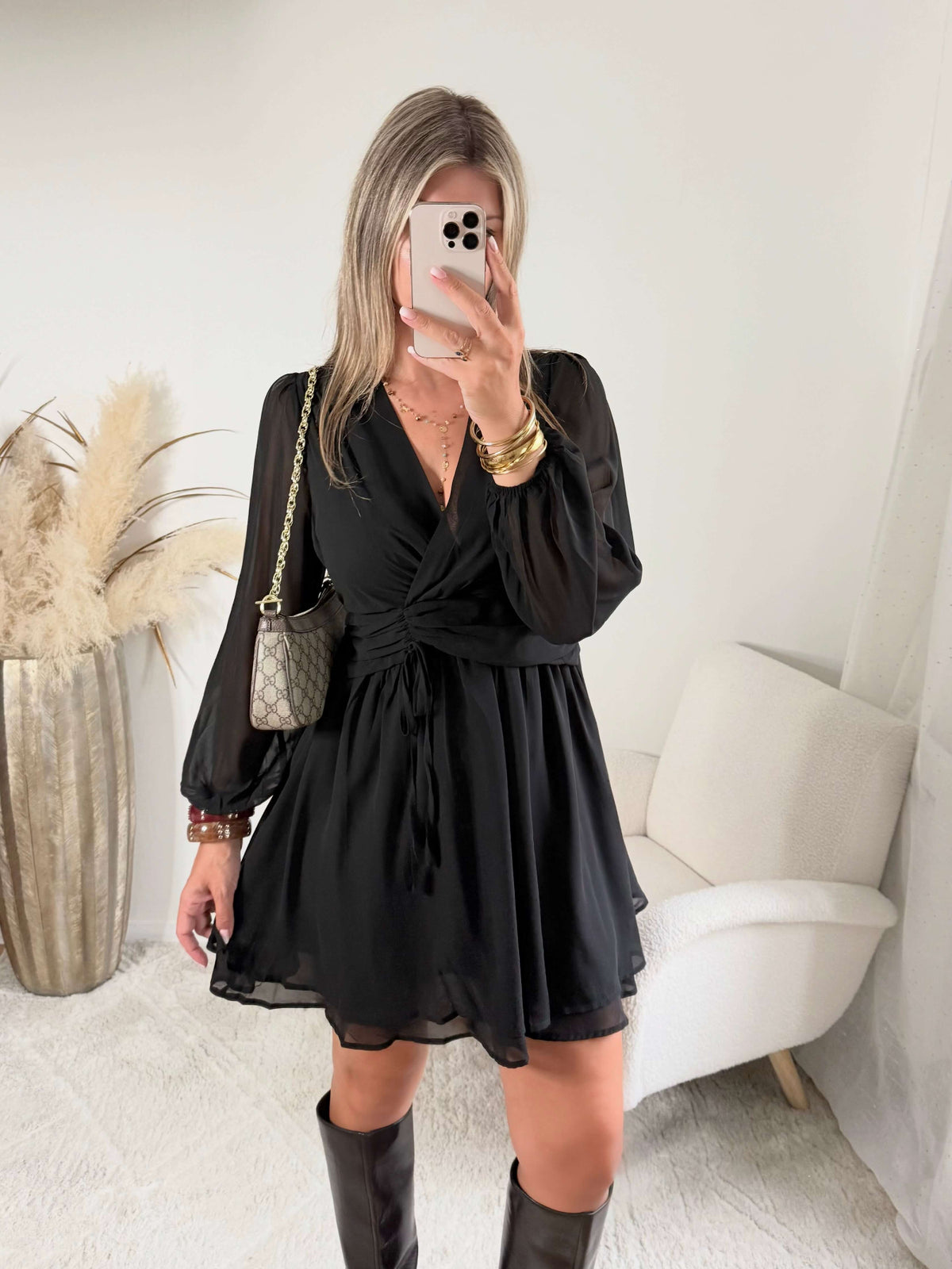 Robe courte noire Cali, disponible du S au 4XL, à manches longues, décolleté en V et taille élastiquée.