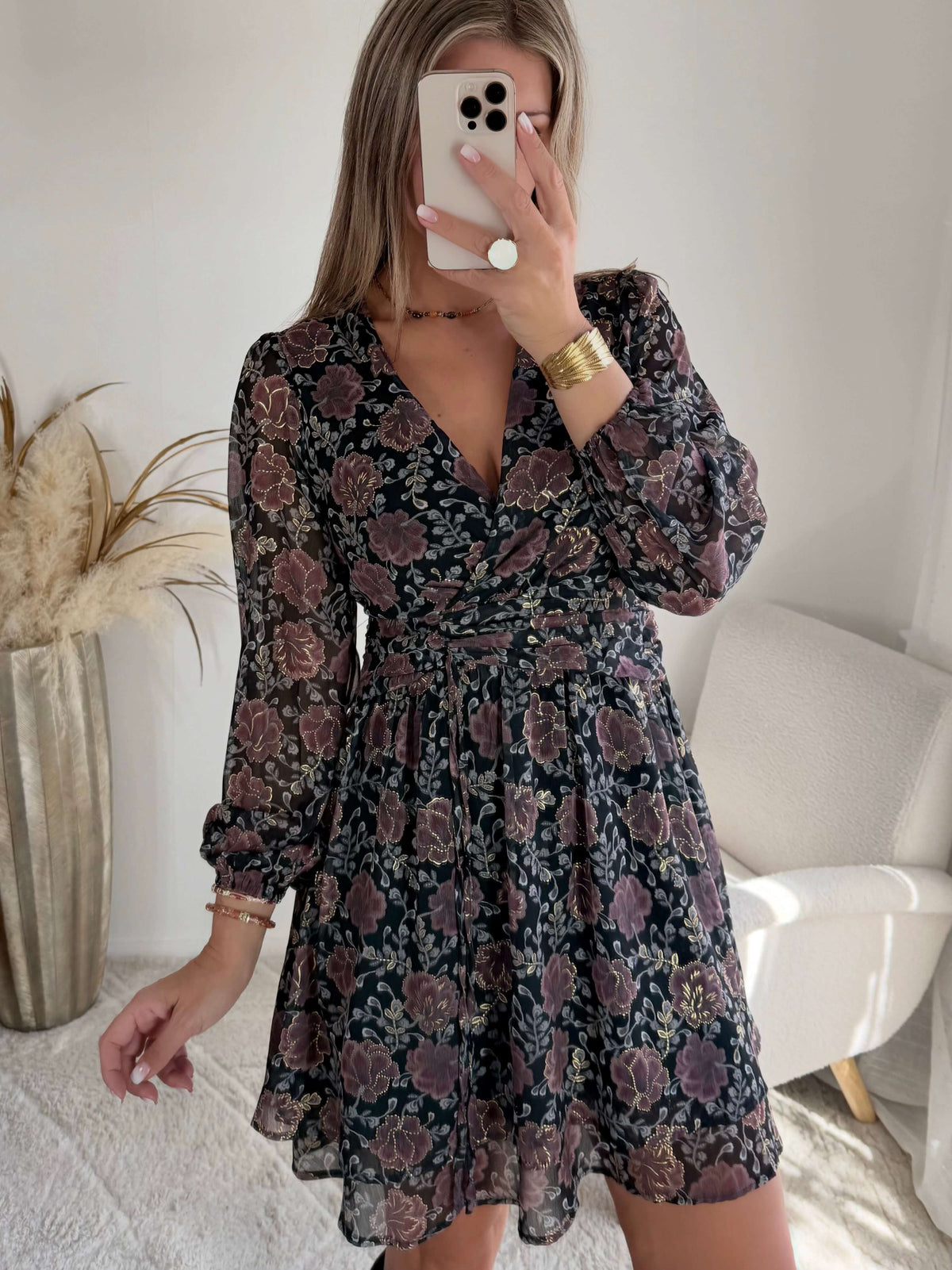 Robe courte noire dorée à manches longues Paris