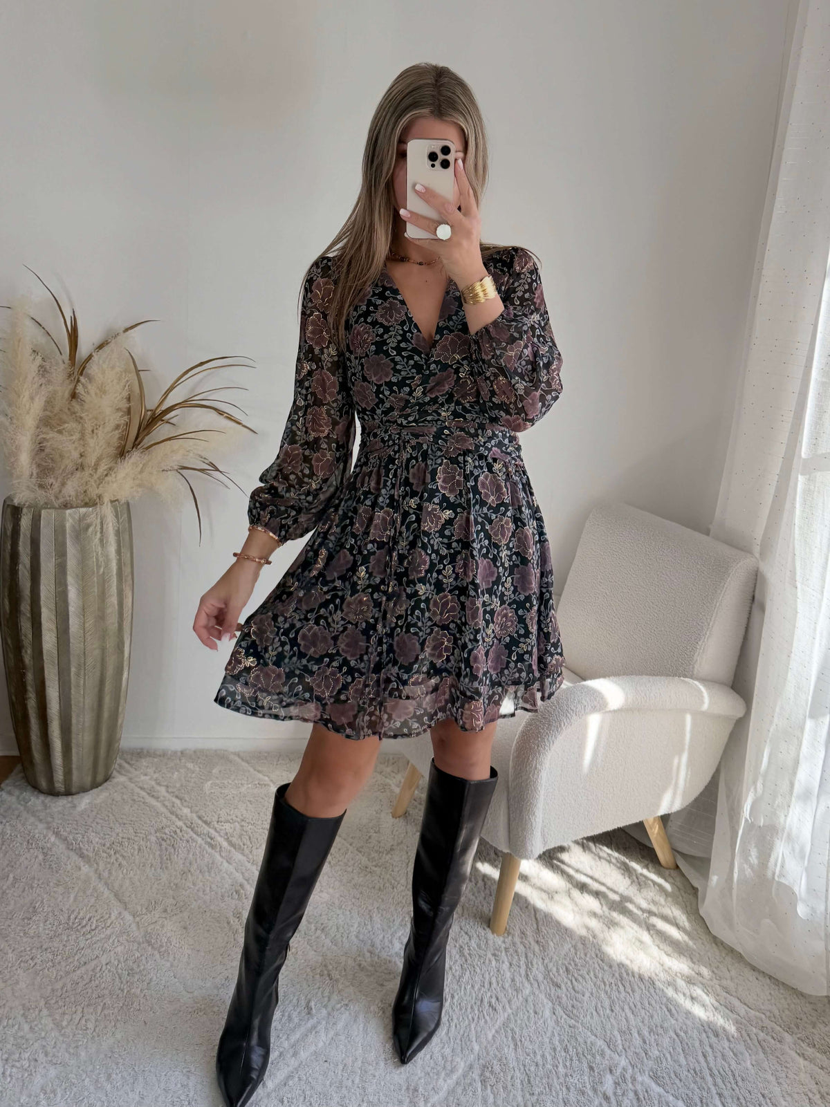 Robe courte noire dorée à manches longues Paris