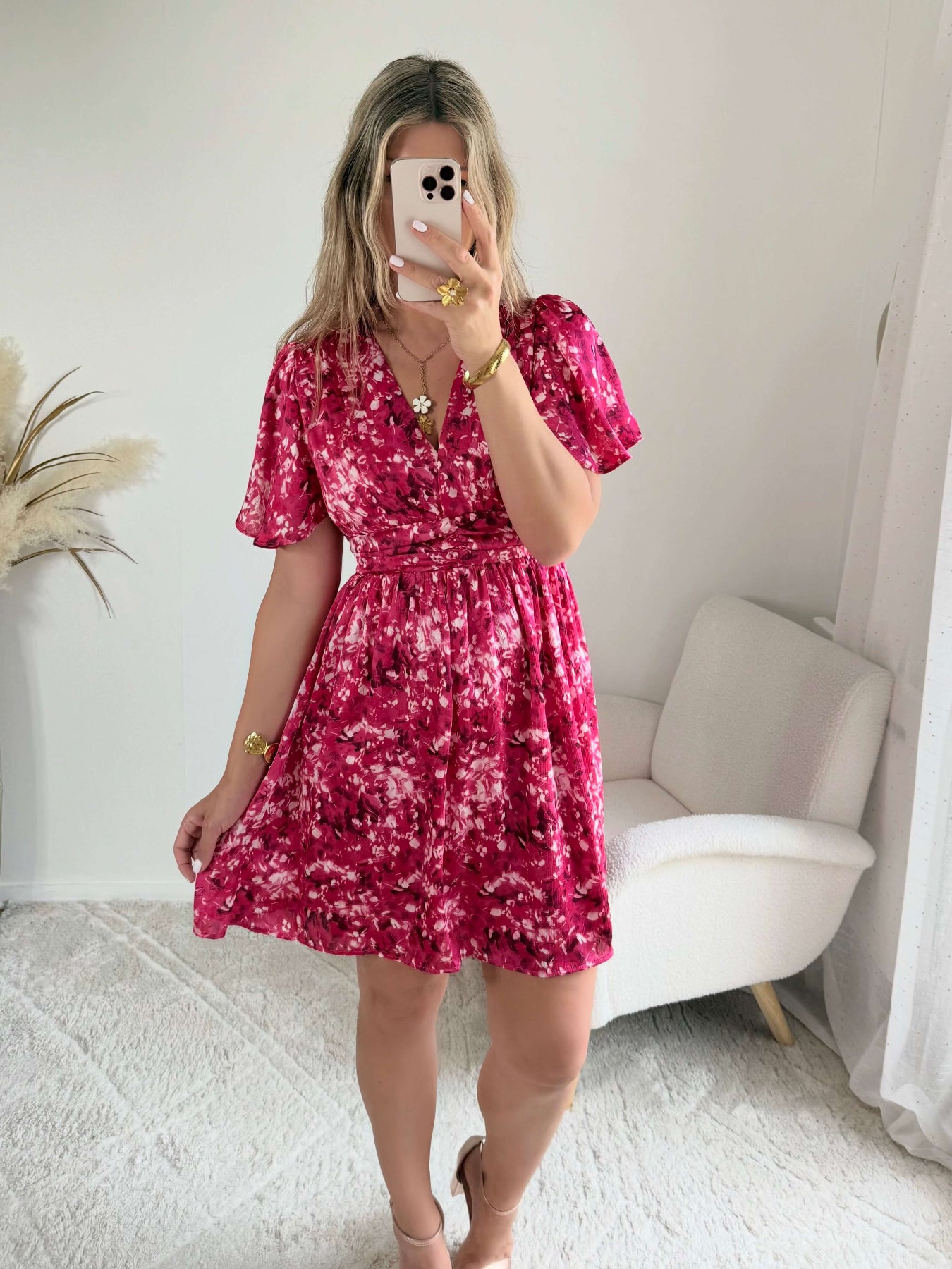 Robe courte fuchsia fleurie Guilia pour femme, coupe portefeuille, manches courtes, idéale pour les cérémonies, mariages et occasions estivales.