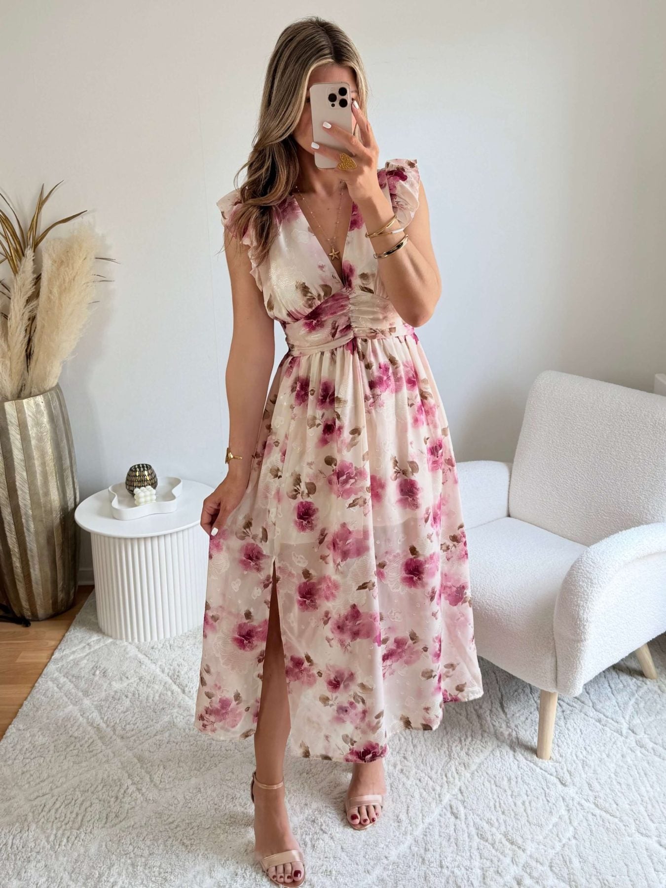 Robe Maeva fleurie rose et beige, coupe fluide avec décolleté croisé et taille cintrée, longueur midi avec fente, disponible du S au 4XL.