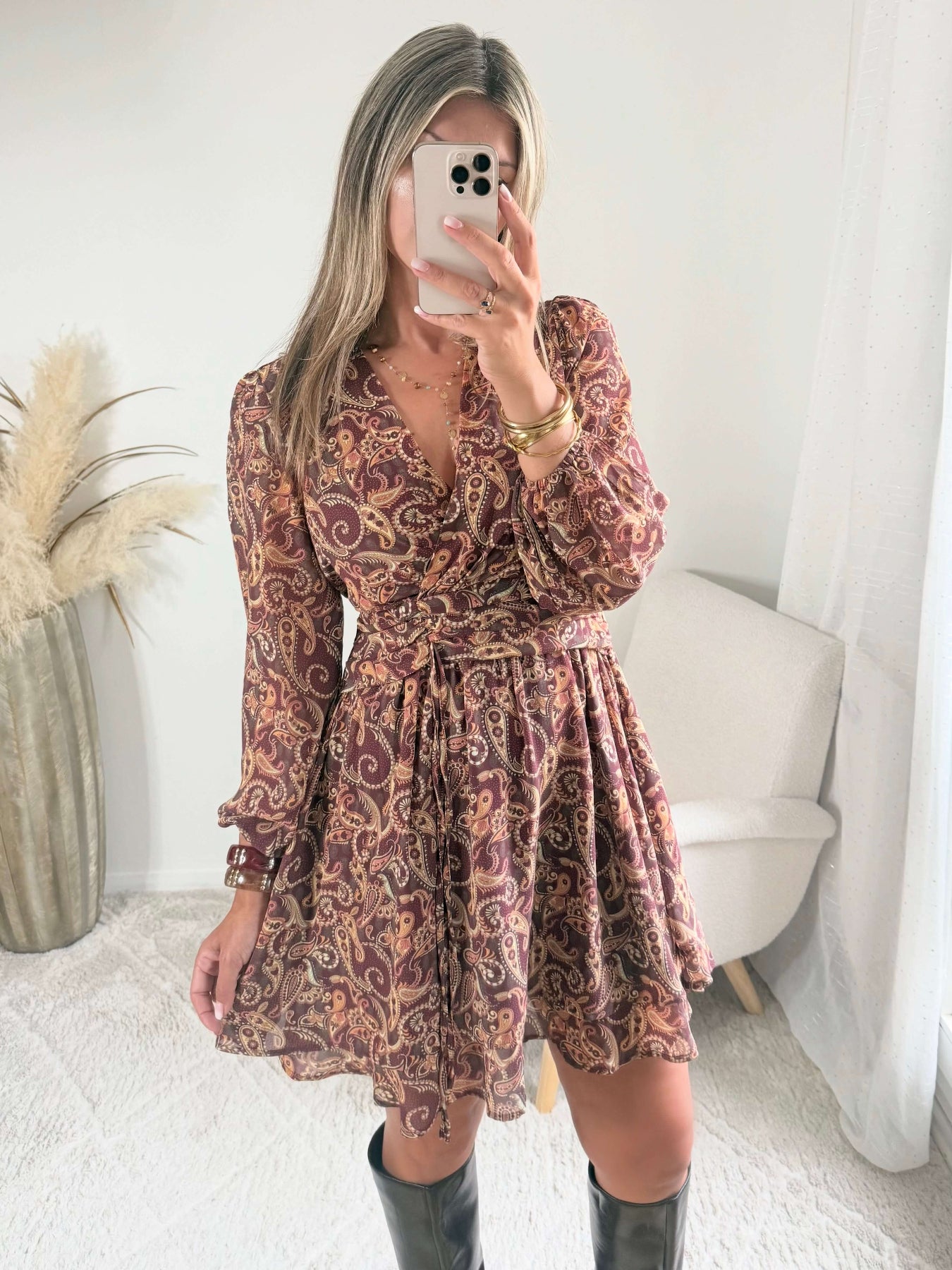 Robe imprimée cachemire de la robe Elma, disponible du S au 4XL, sur fond prune avec des motifs roses, ocre et vert d’eau.