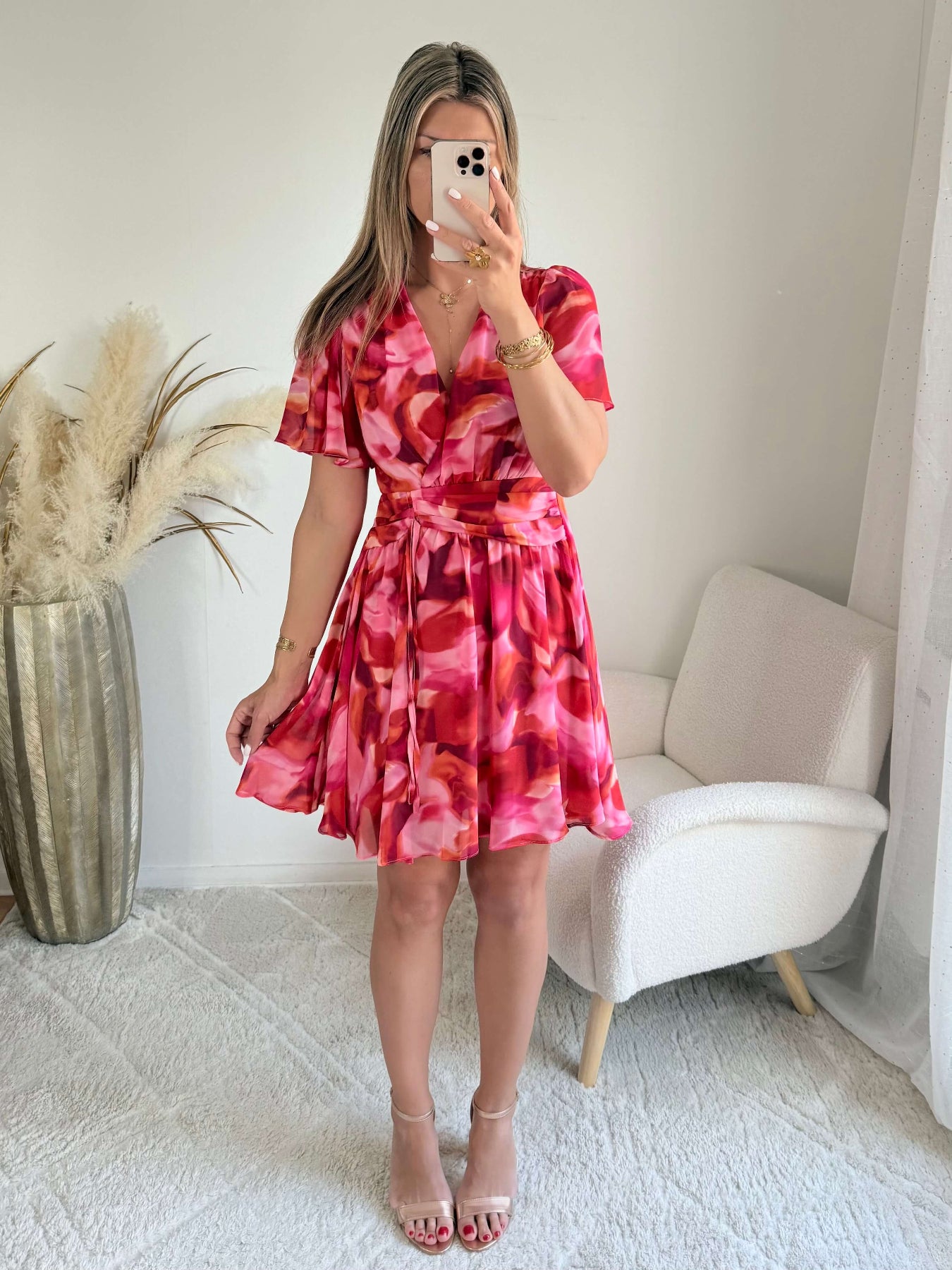 Robe courte Bianca imprimée rose et rouge coupe fluide avec décolleté en V, manches courtes.
