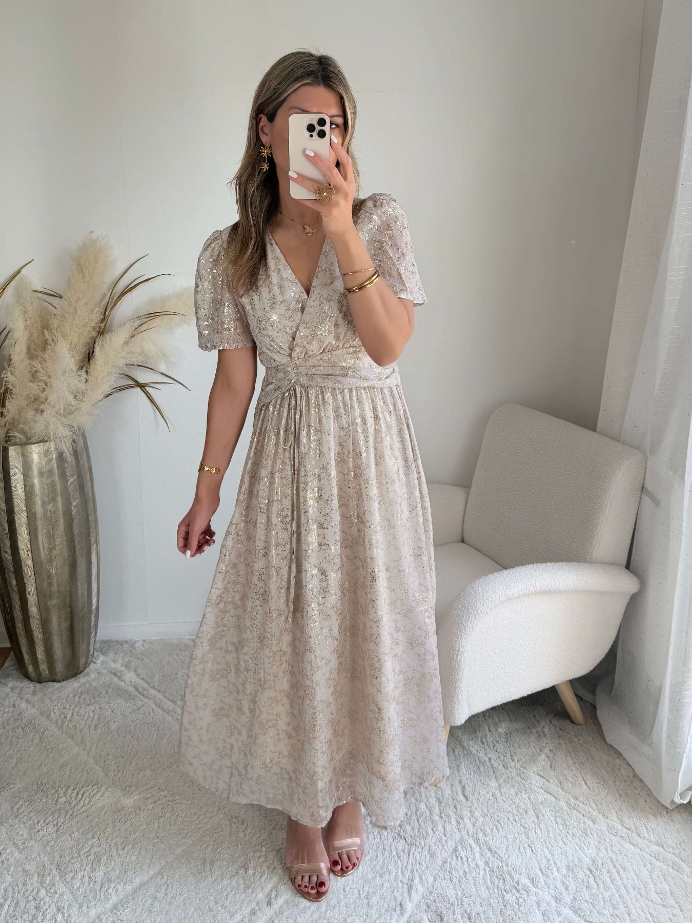Robe Romy beige longue fluide à motifs métallisés dorés avec décolleté en V – robe élégante pour mariage et cérémonie du SM au 4XL