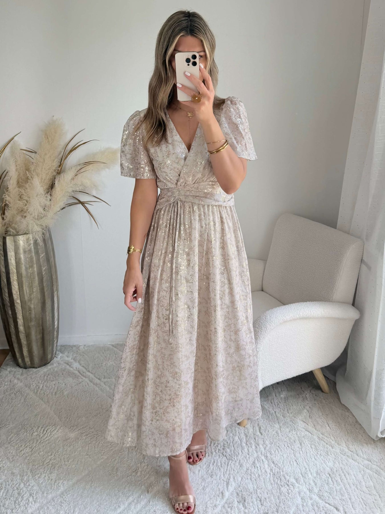 Robe Romy beige longue fluide à motifs métallisés dorés avec décolleté en V – robe élégante pour mariage et cérémonie du SM au 4XL