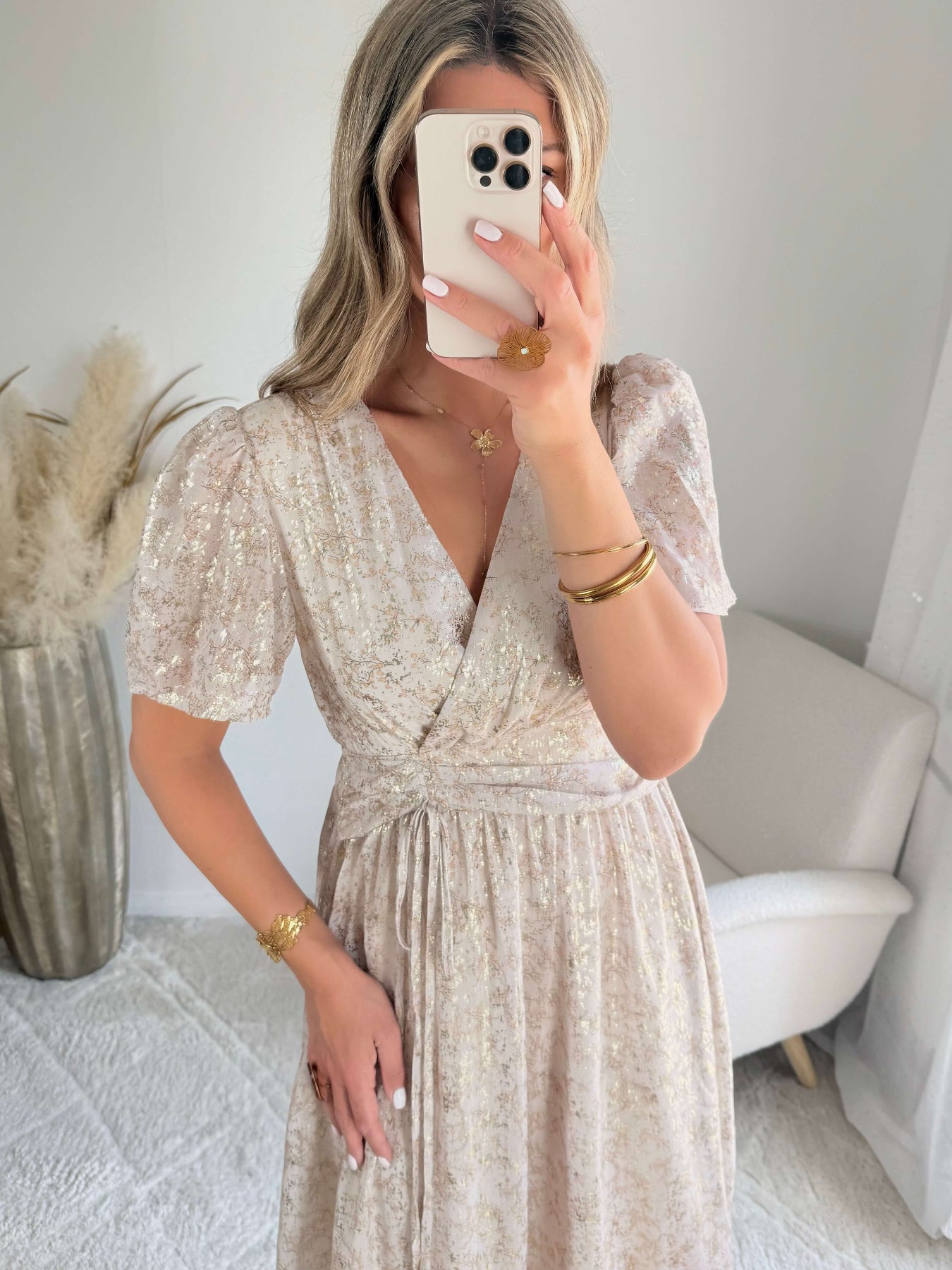 Robe Romy beige longue fluide à motifs métallisés dorés avec décolleté en V – robe élégante pour mariage et cérémonie du SM au 4XL