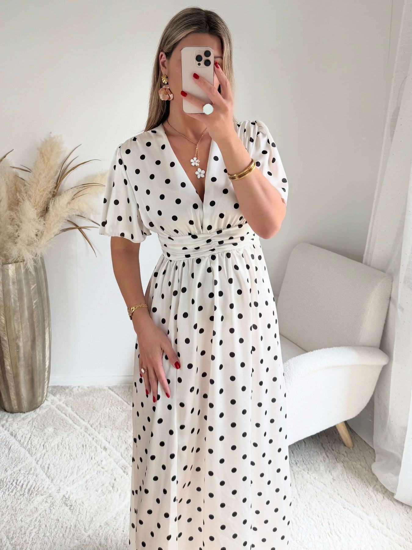 Robe longue écrue à pois noirs Charlotte avec décolleté cache-cœur et coupe fluide élégante