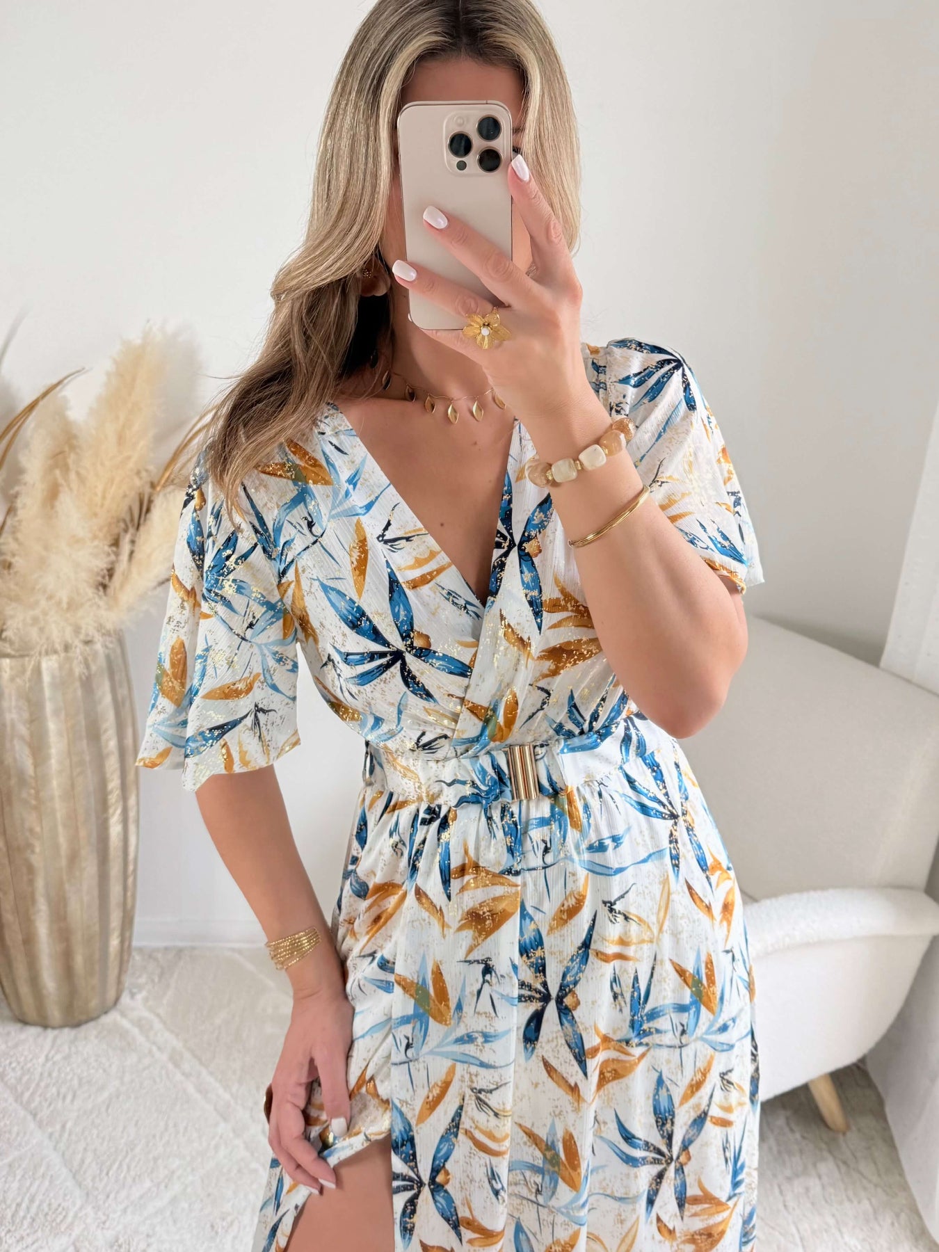 Robe longue fendue Melina bleu et doré imprimé feuillage portée modèle du 36 au 50 - Easy Dressing