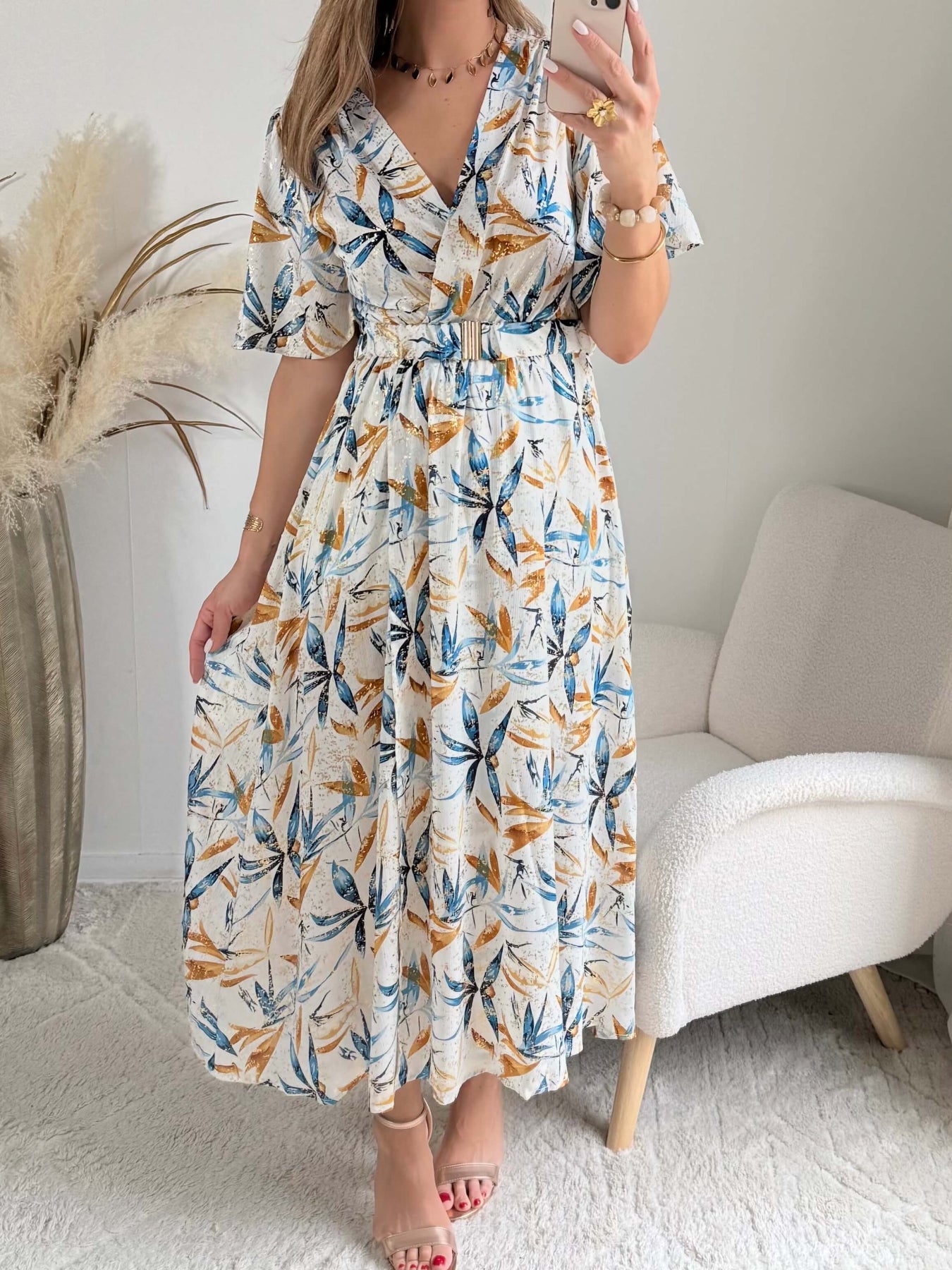 Robe longue fendue Melina bleu et doré imprimé feuillage portée modèle du 36 au 50 - Easy Dressing